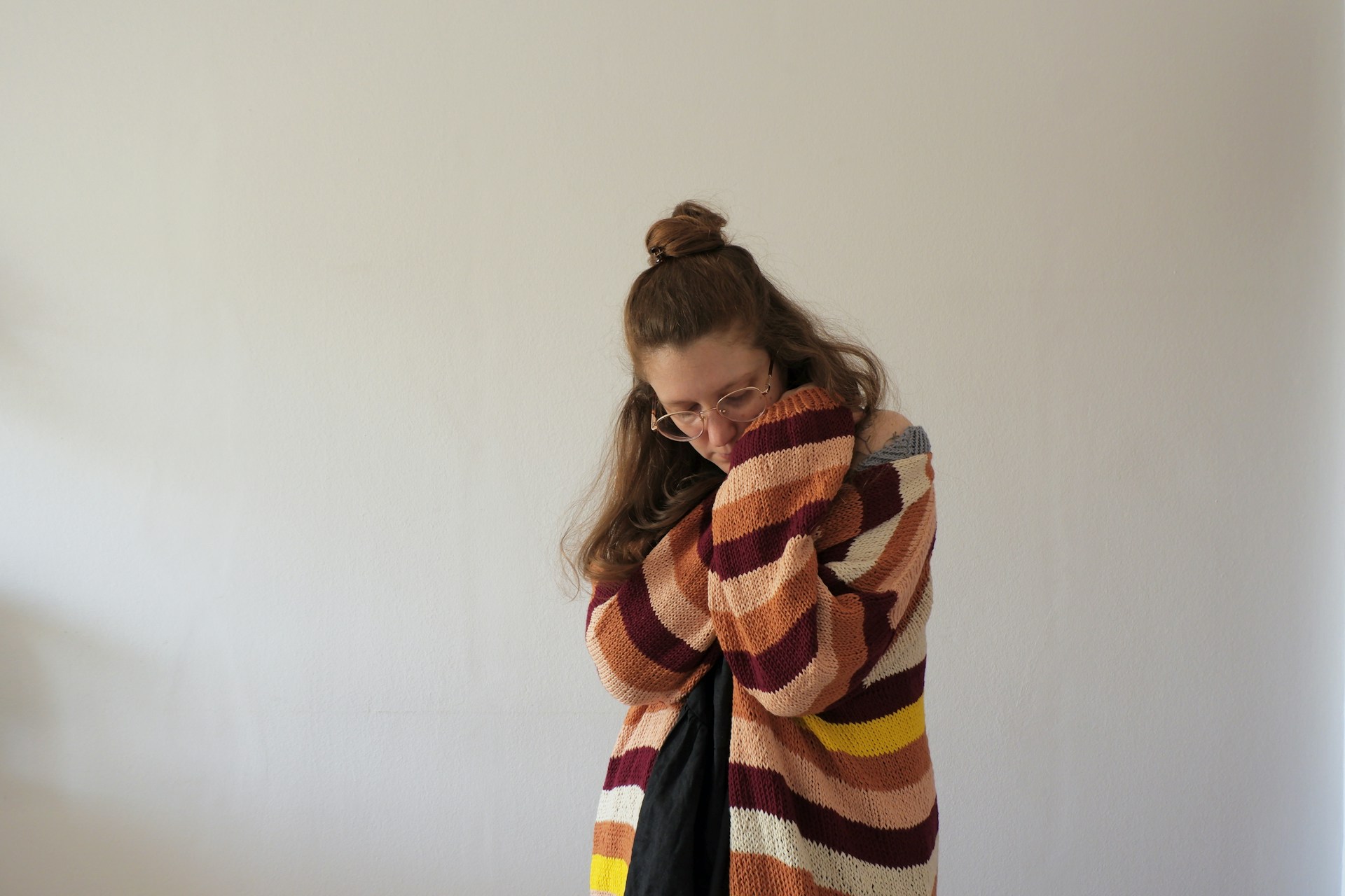 A sad woman hugging herself | Source: Unsplash