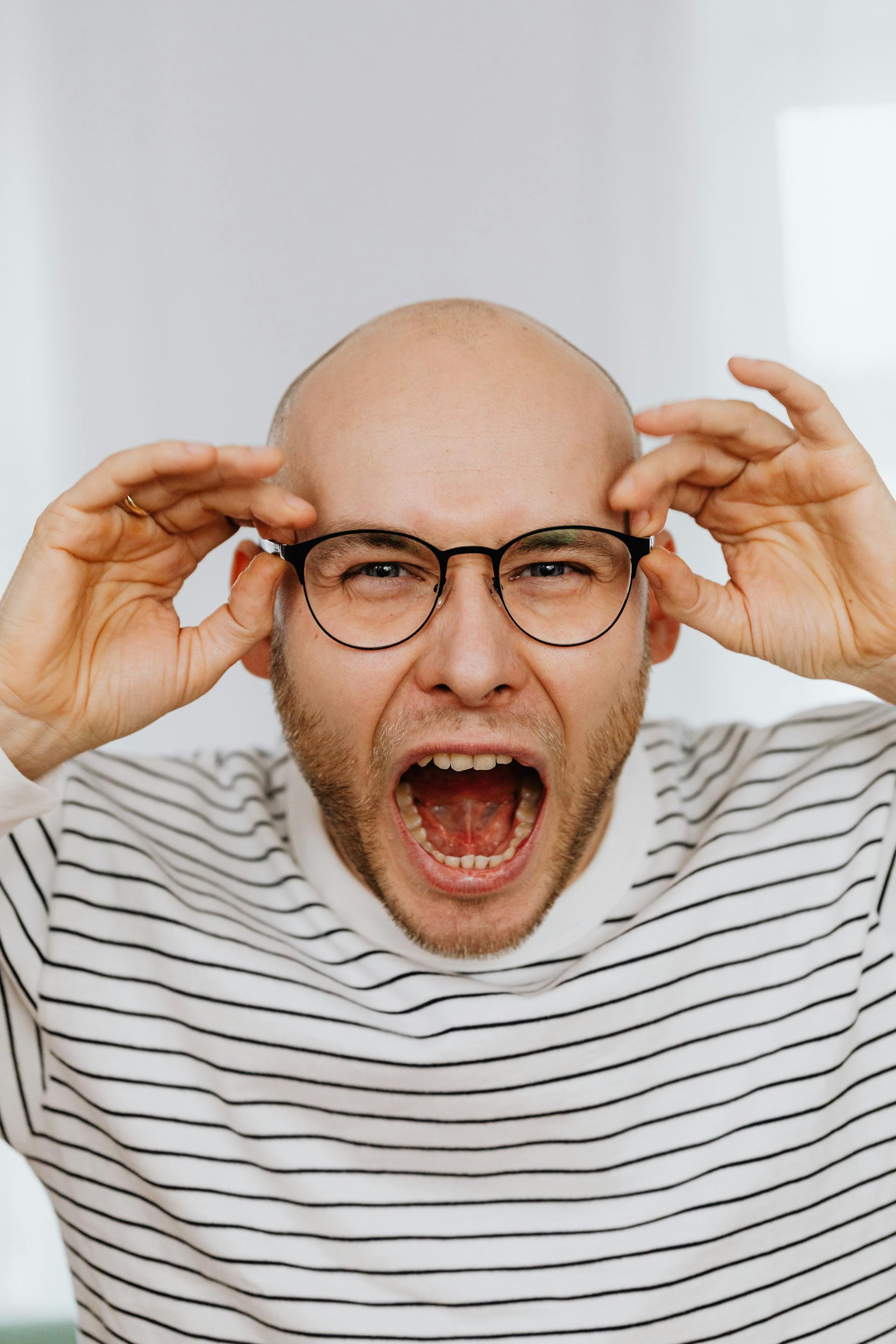 An angry man screaming | Source: Pexels