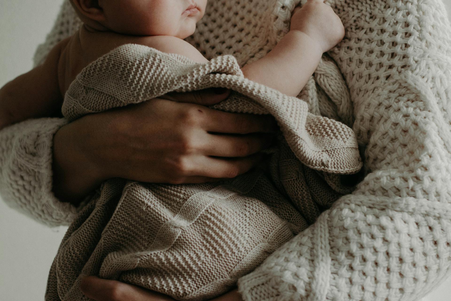 A woman carrying a baby | Source: Pexels