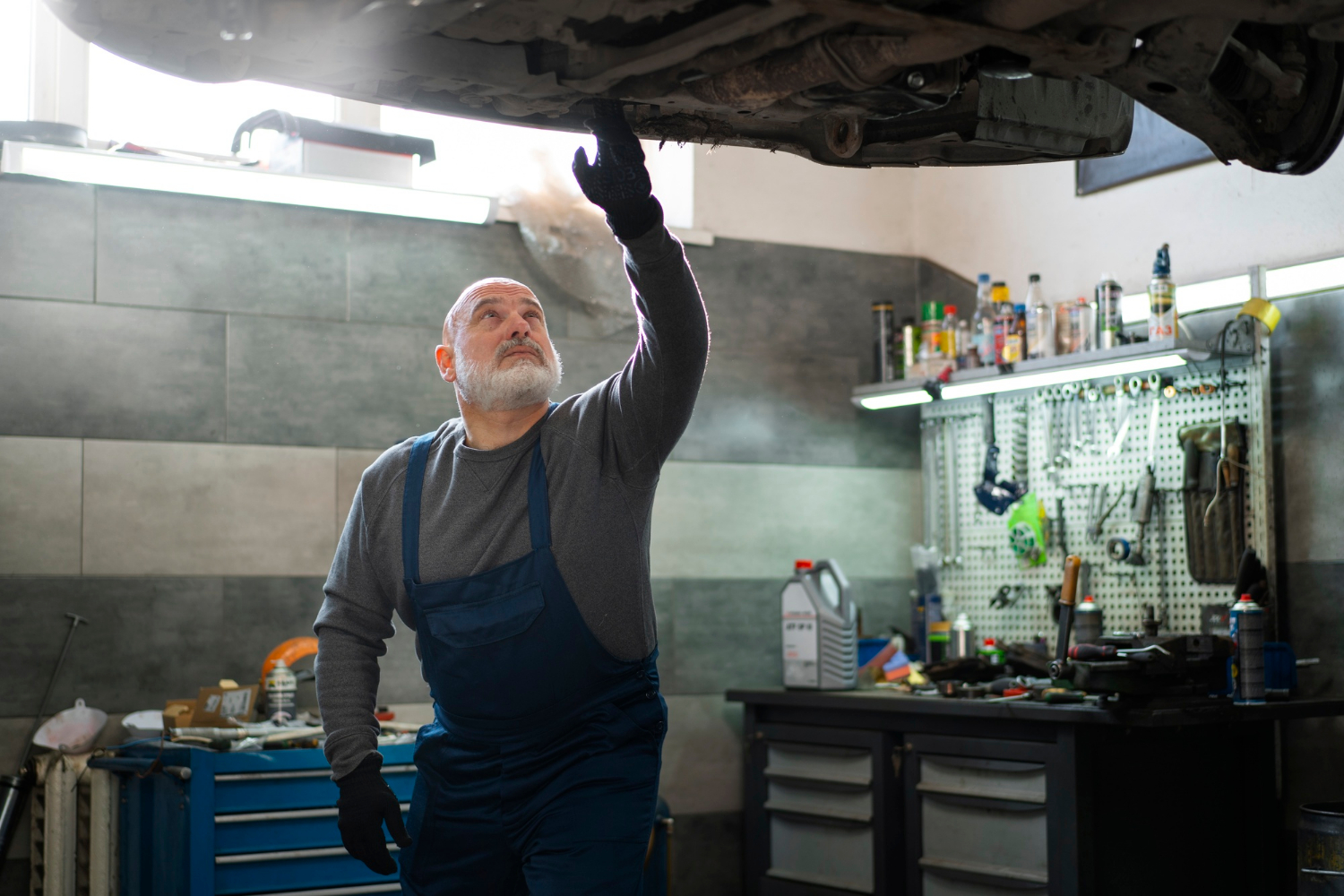 A car mechanic inspecting a vehicle | Source: Freepik