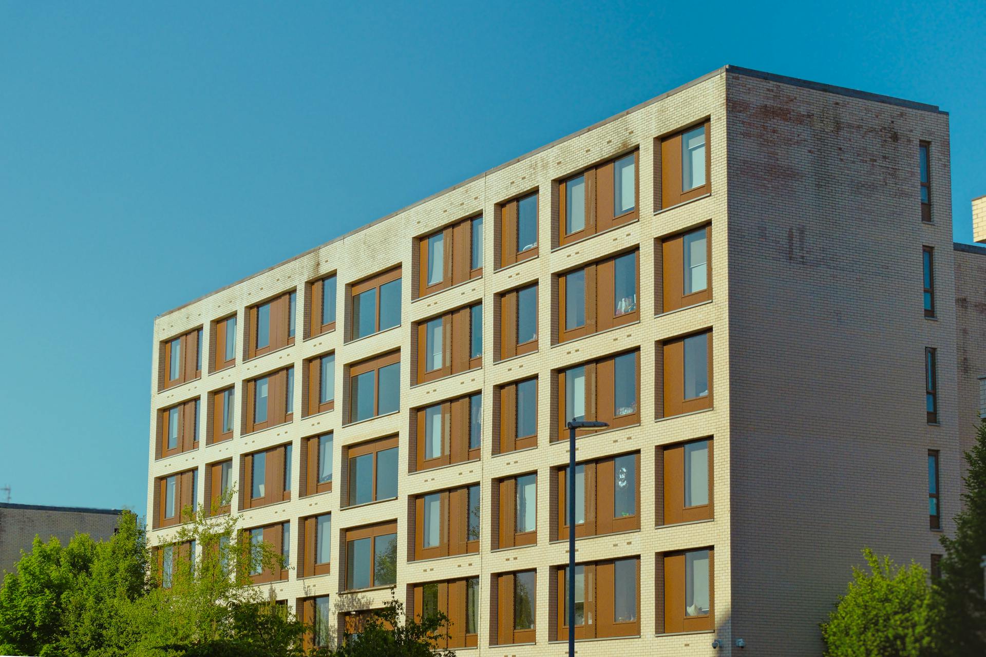An apartment building | Source: Pexels
