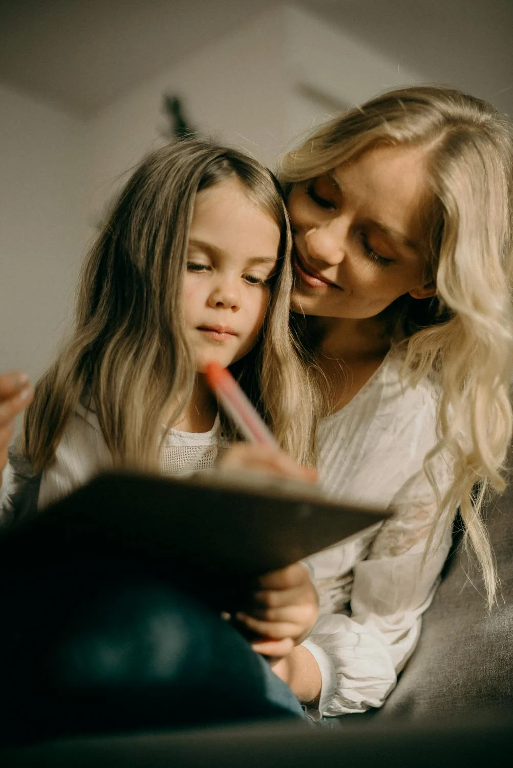 A mother hugging her daughter | Source: Pexels