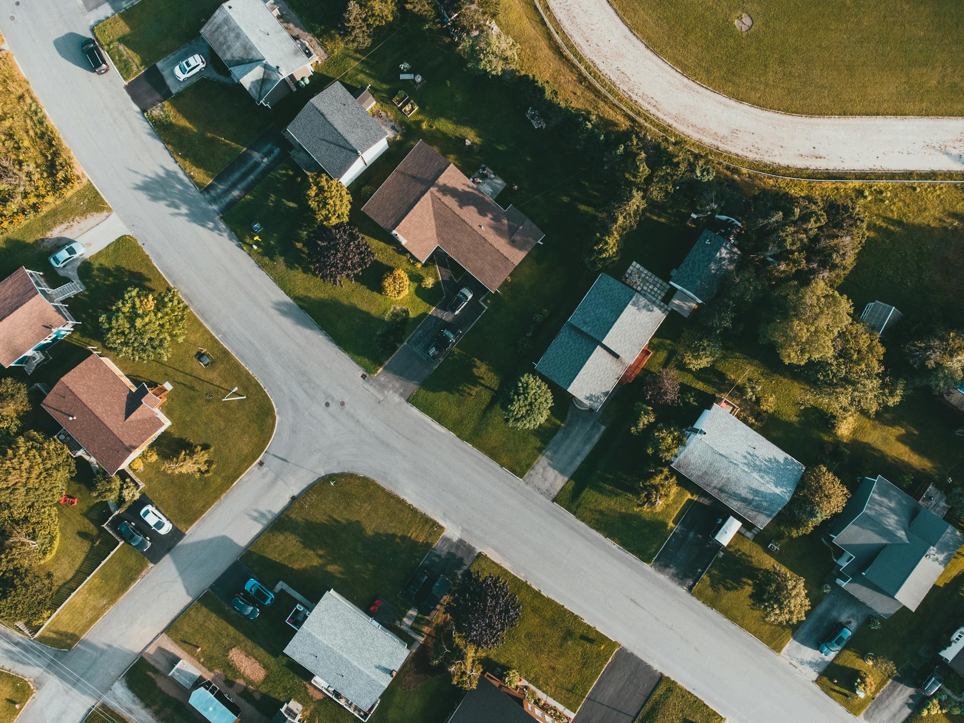 An aerial view of a neighborhood | Source: Pexels