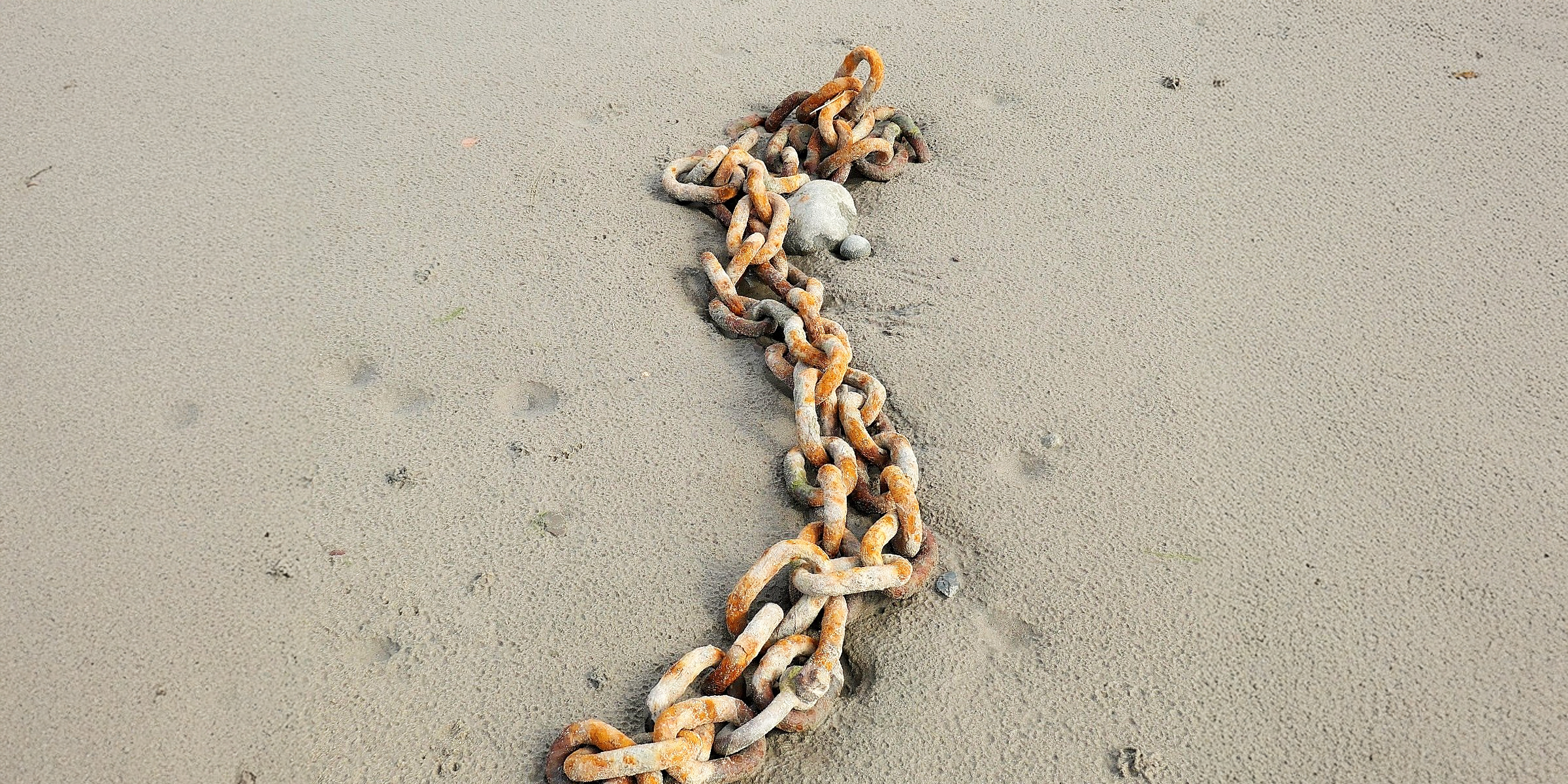 A chain on a beach | Source: Flickr/ohefin/CC BY-SA 2.0