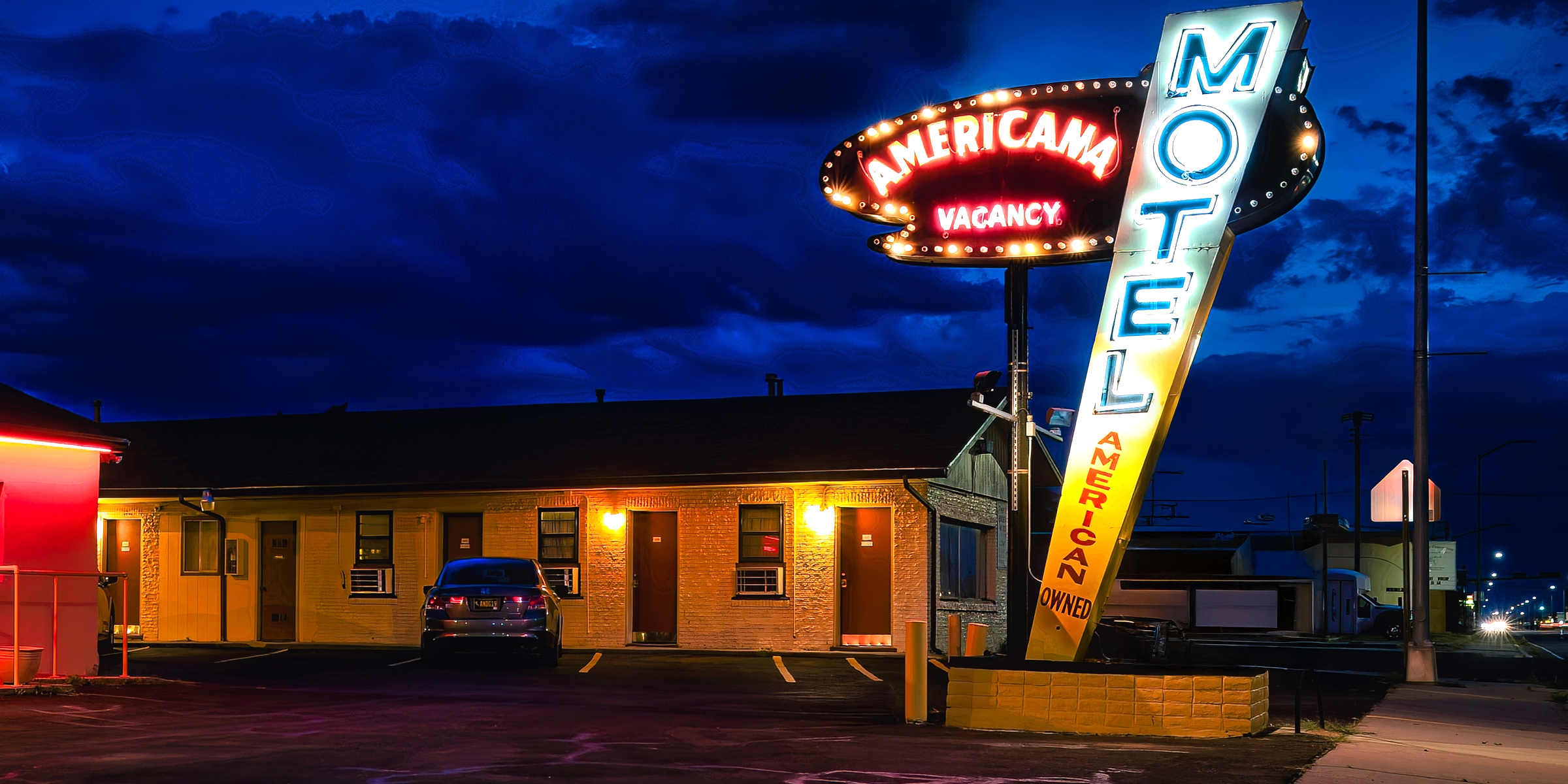 A motel with a neon sign | Source: Shutterstock
