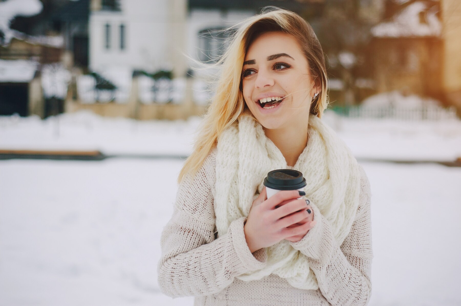 Uma mulher sorridente do lado de fora no inverno | Fonte: Freepik