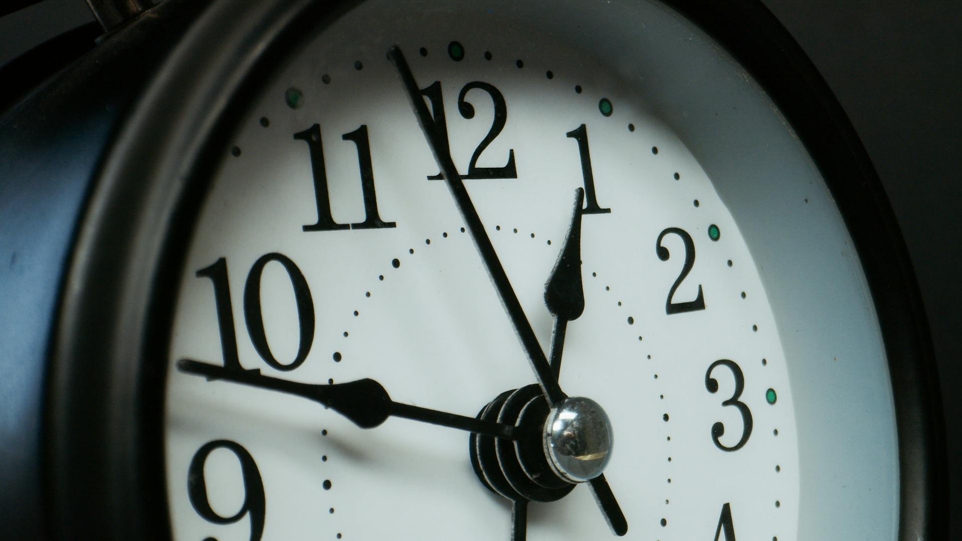 A close-up shot of an analog clock | Source: Pexels