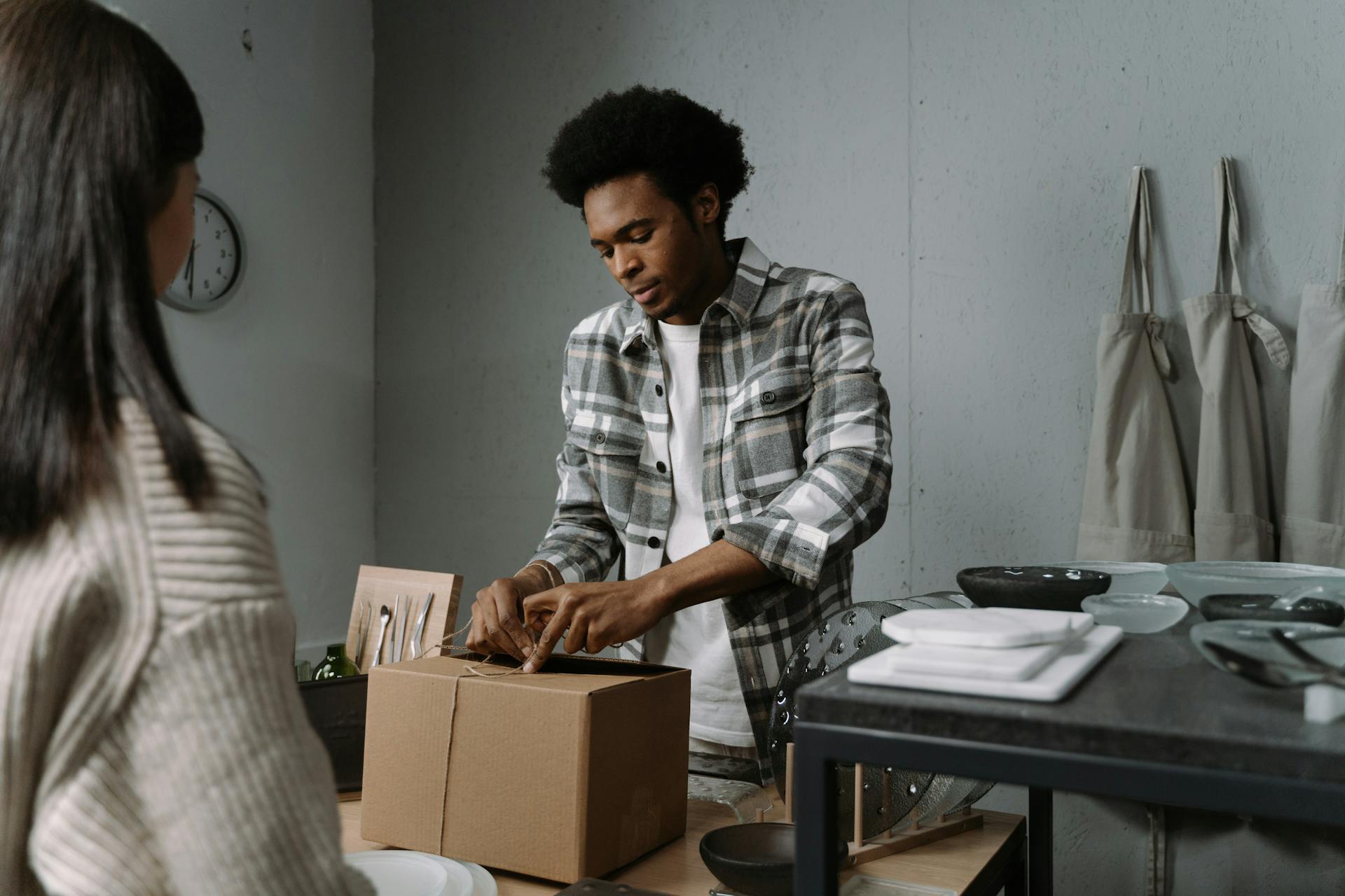 A serious man packing supplies | Source: Pexels