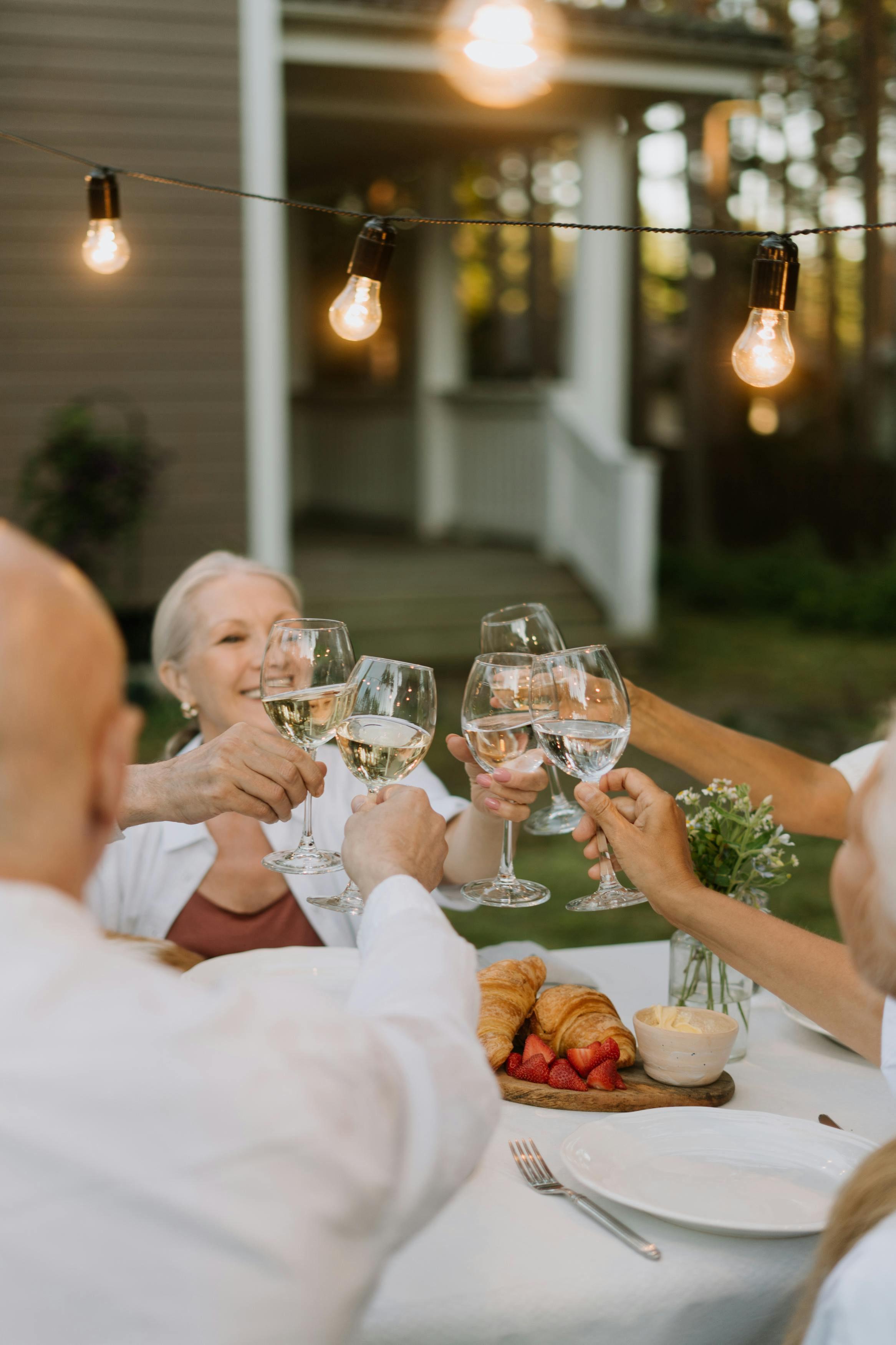 Glasses clinking | Source: Pexels