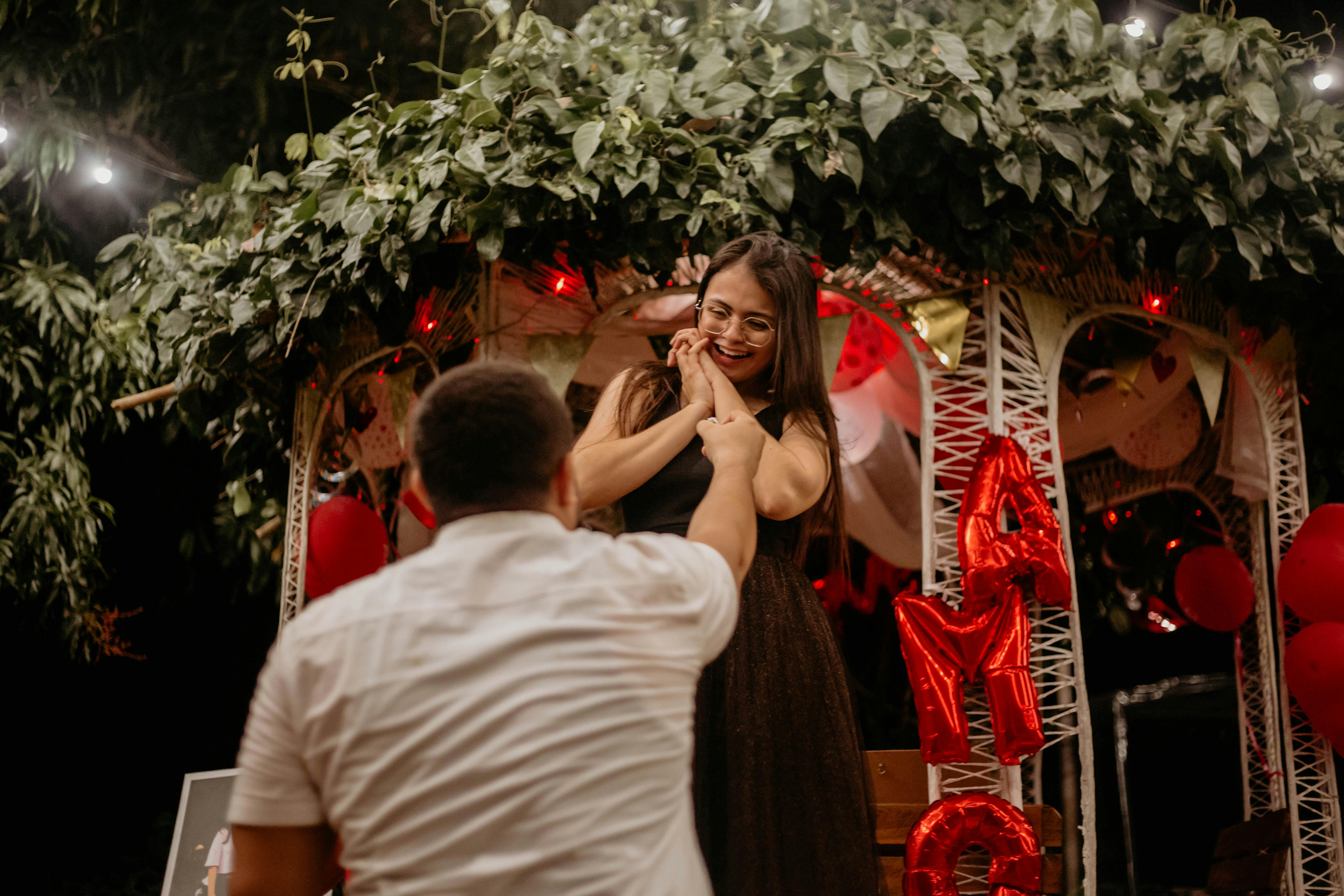 A man proposing to a woman | Source: Pexels