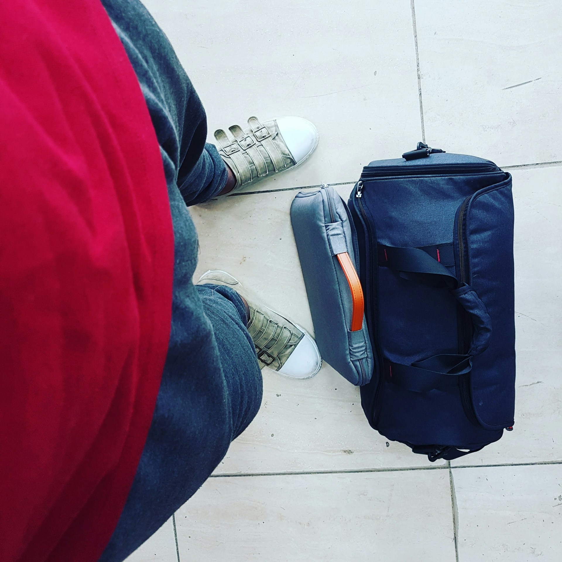 Uma mochila aos pés de alguém | Fonte: Unsplash
