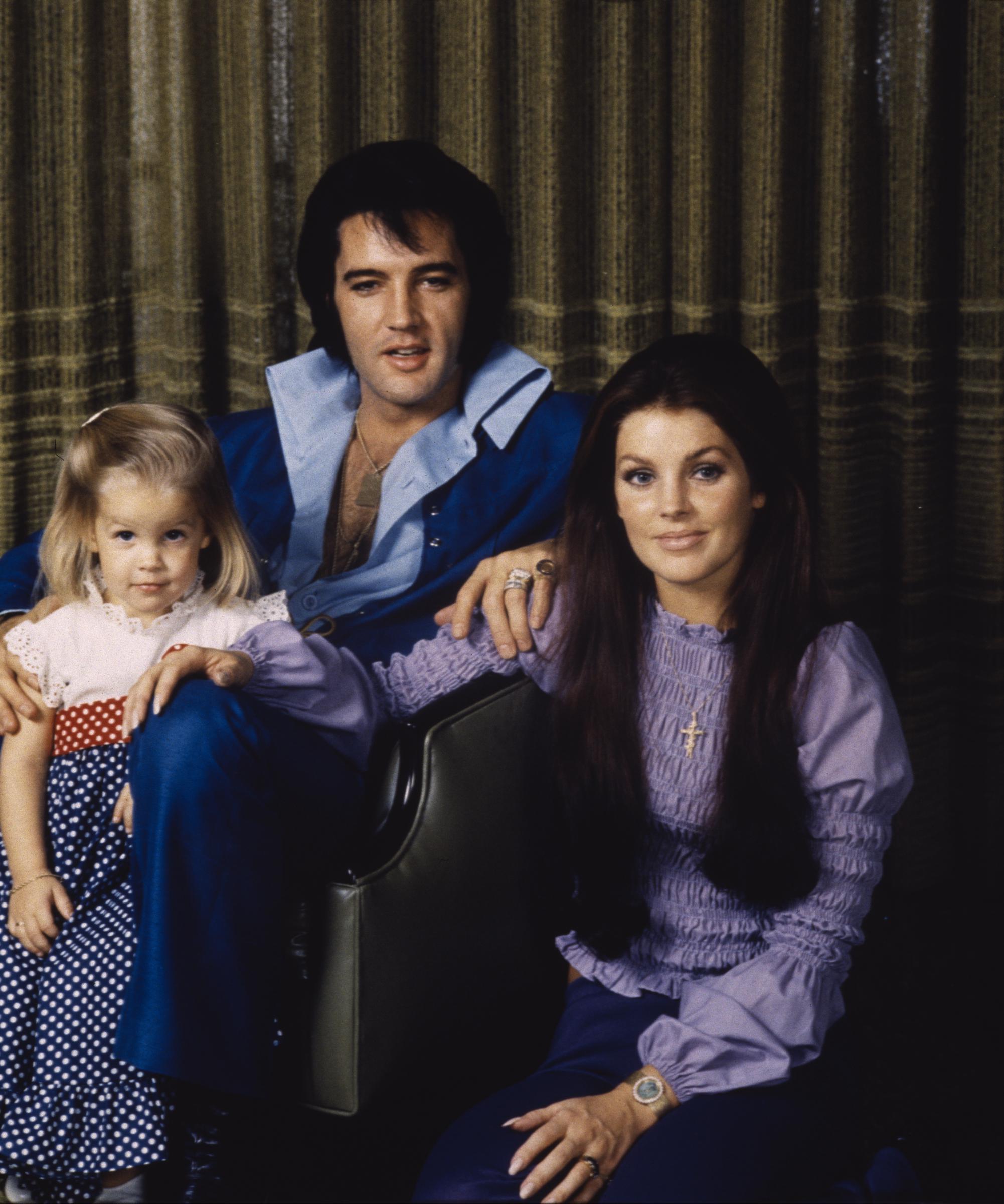 Elvis Presley poses with his wife, Priscilla Presley, and their daughter, Lisa Marie Presley, at the family’s California home during Thanksgiving week in November 1970. | Source: Getty Images