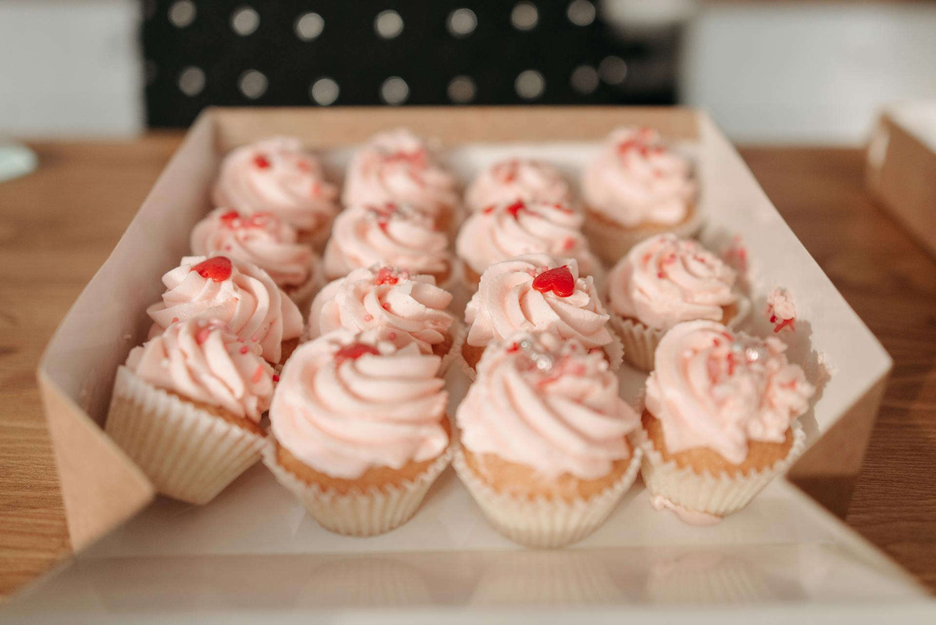 A box of pink cupcakes | Source: Pexels