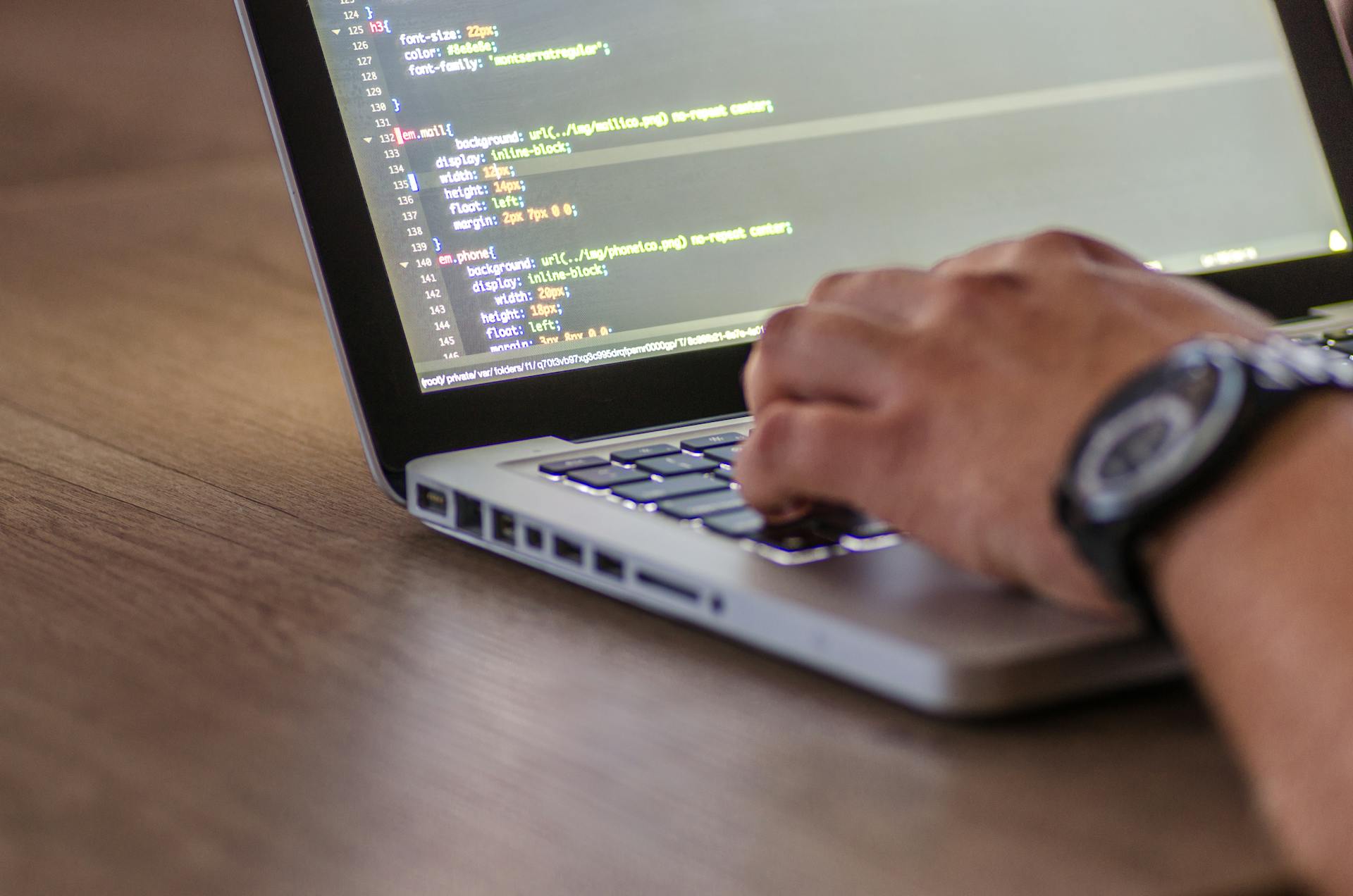 A man working on his laptop | Source: Pexels