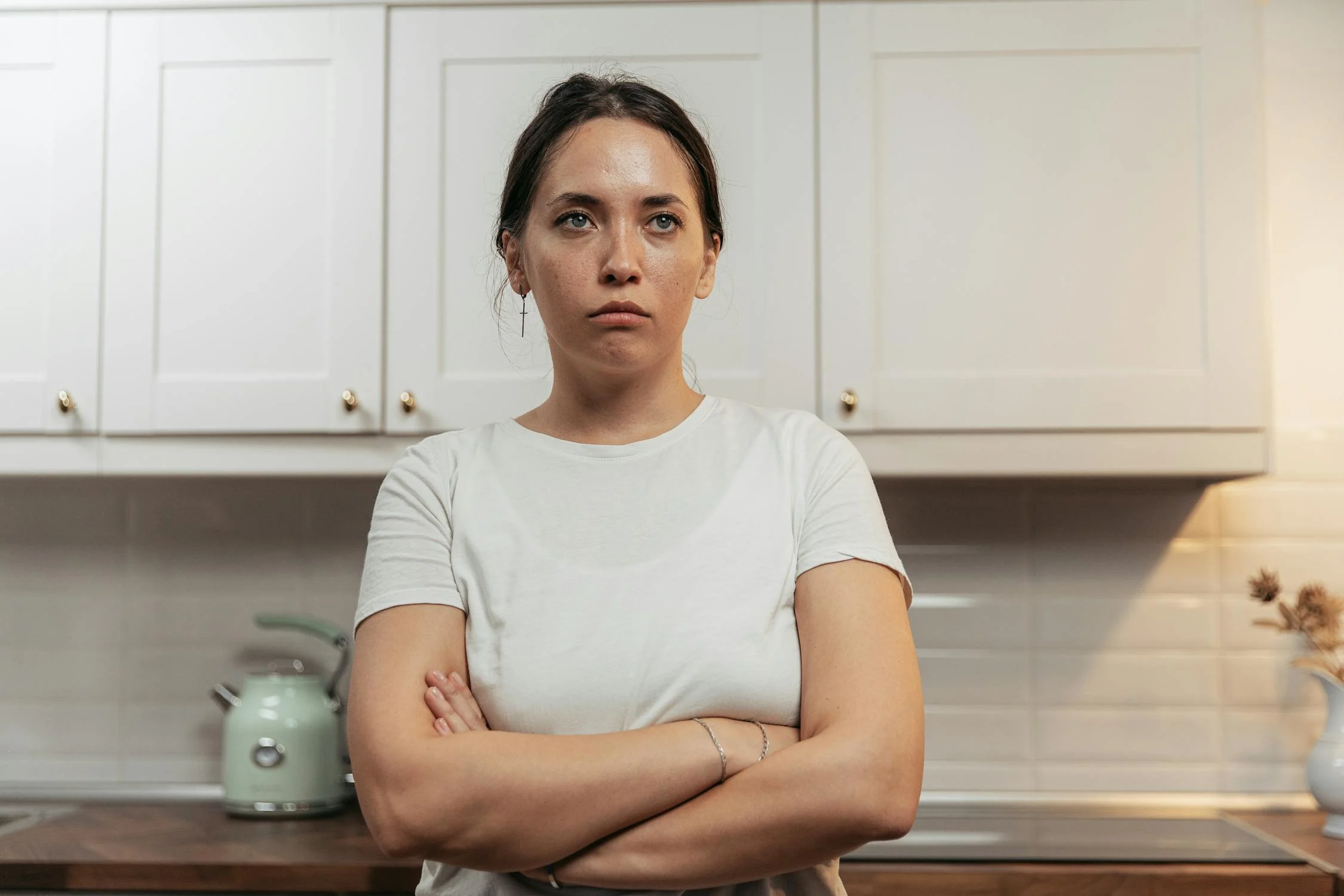 A frowning woman with her arms crossed | Source: Pexels