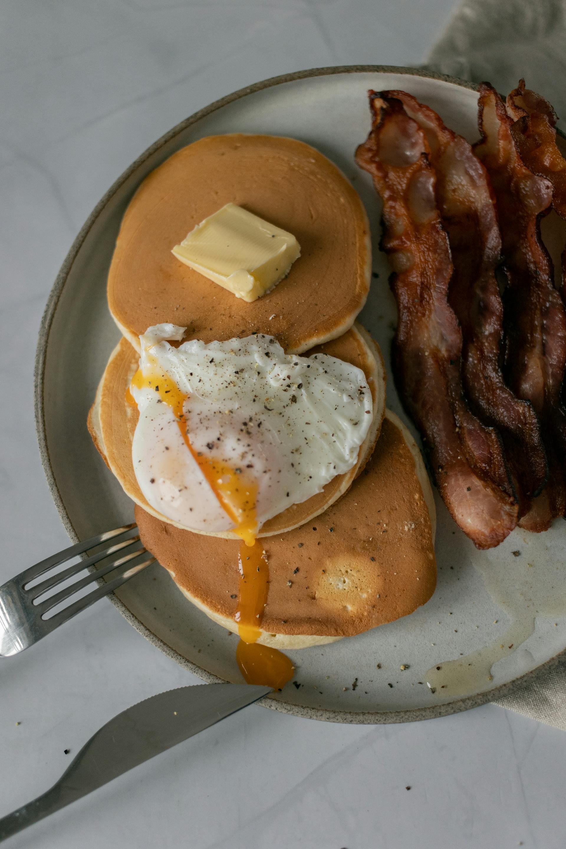 Panquecas com bacon e ovos | Fonte: Pexels