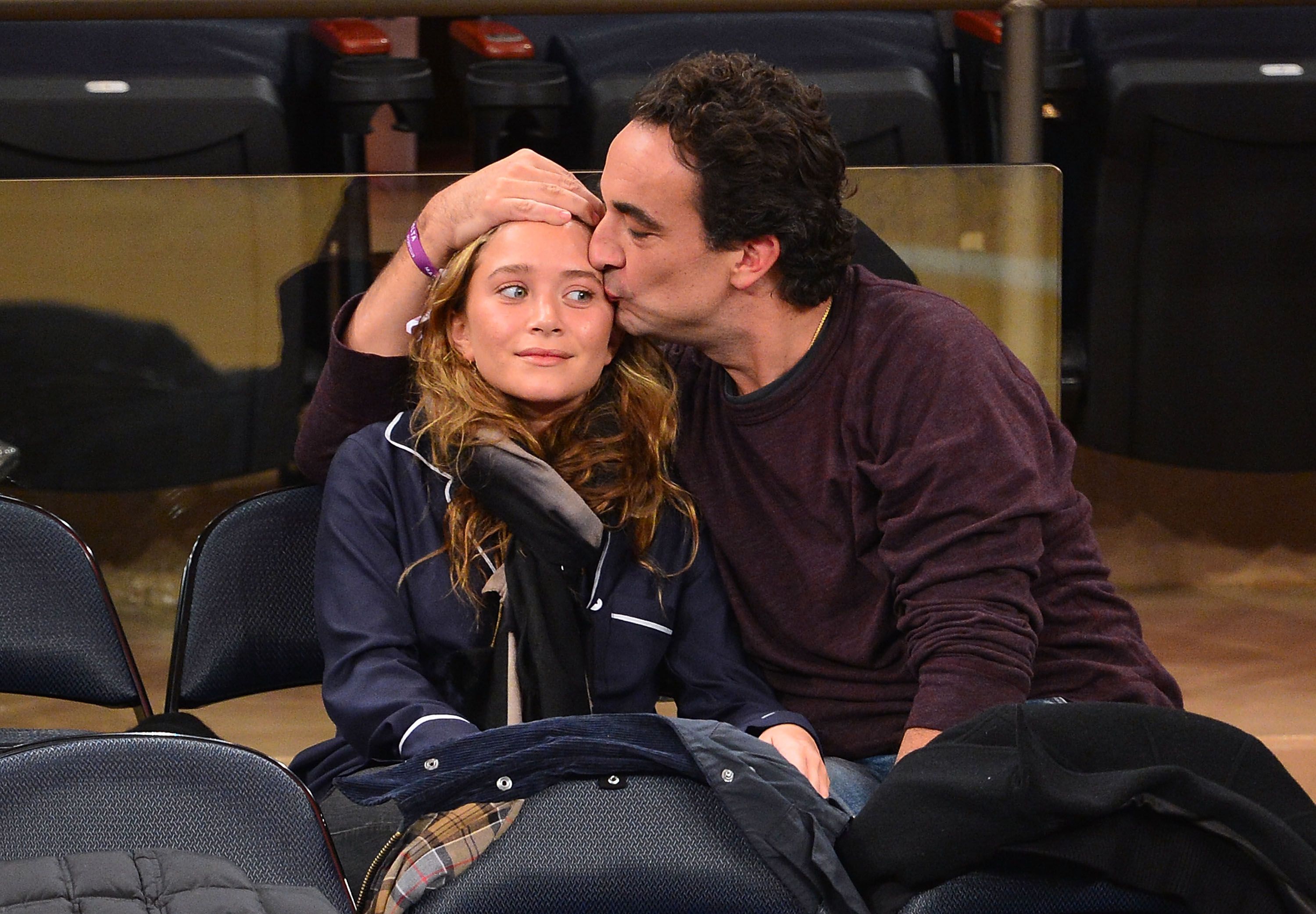 Mary-Kate Olsen and Olivier Sarkozy at the Dallas Mavericks vs New York Knicks game on November 9, 2012, in New York City | Source: Getty Images