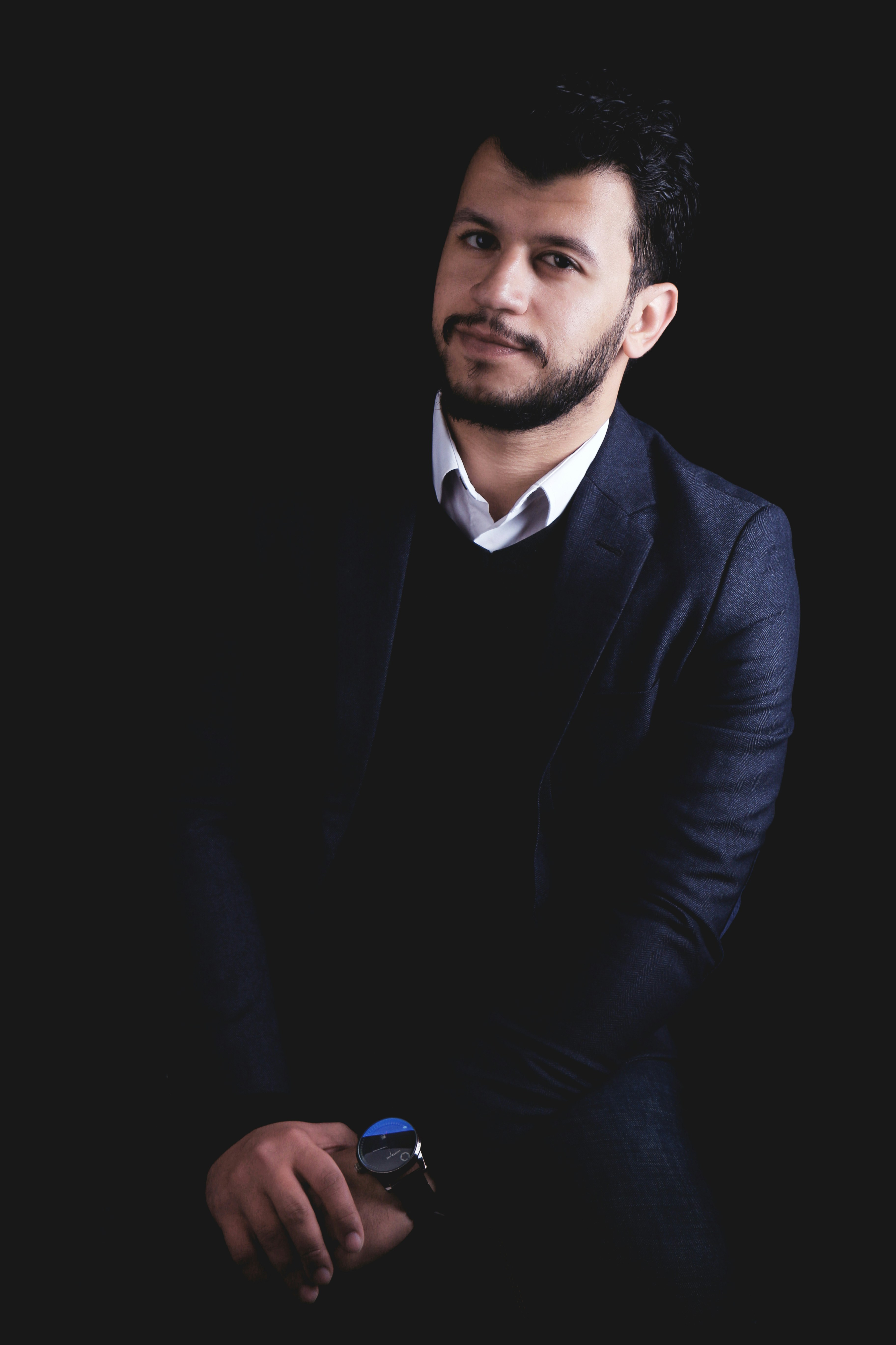 A man in a black suit | Source: Unsplash