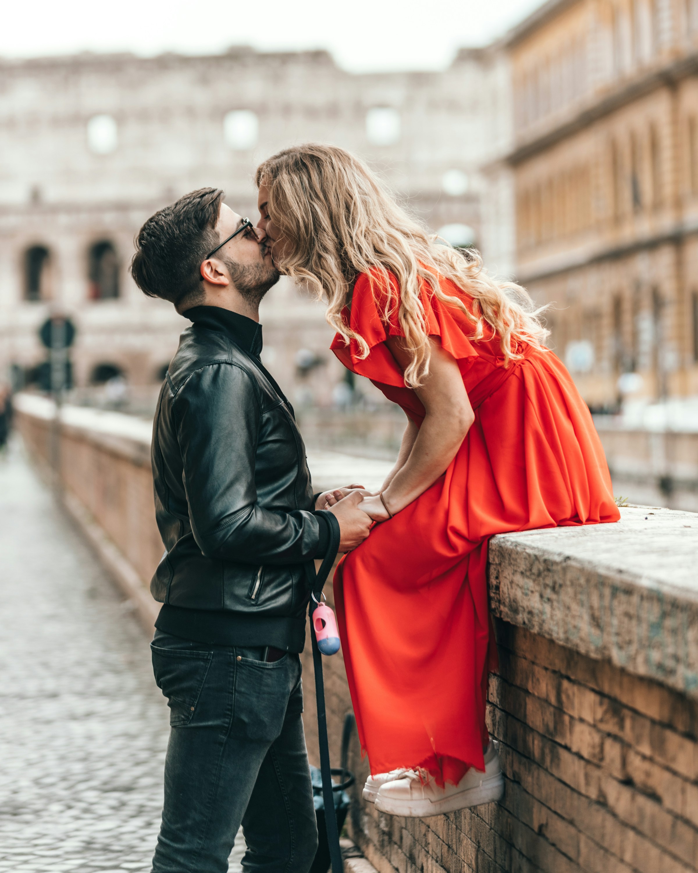 A couple kissing | Source: Unsplash