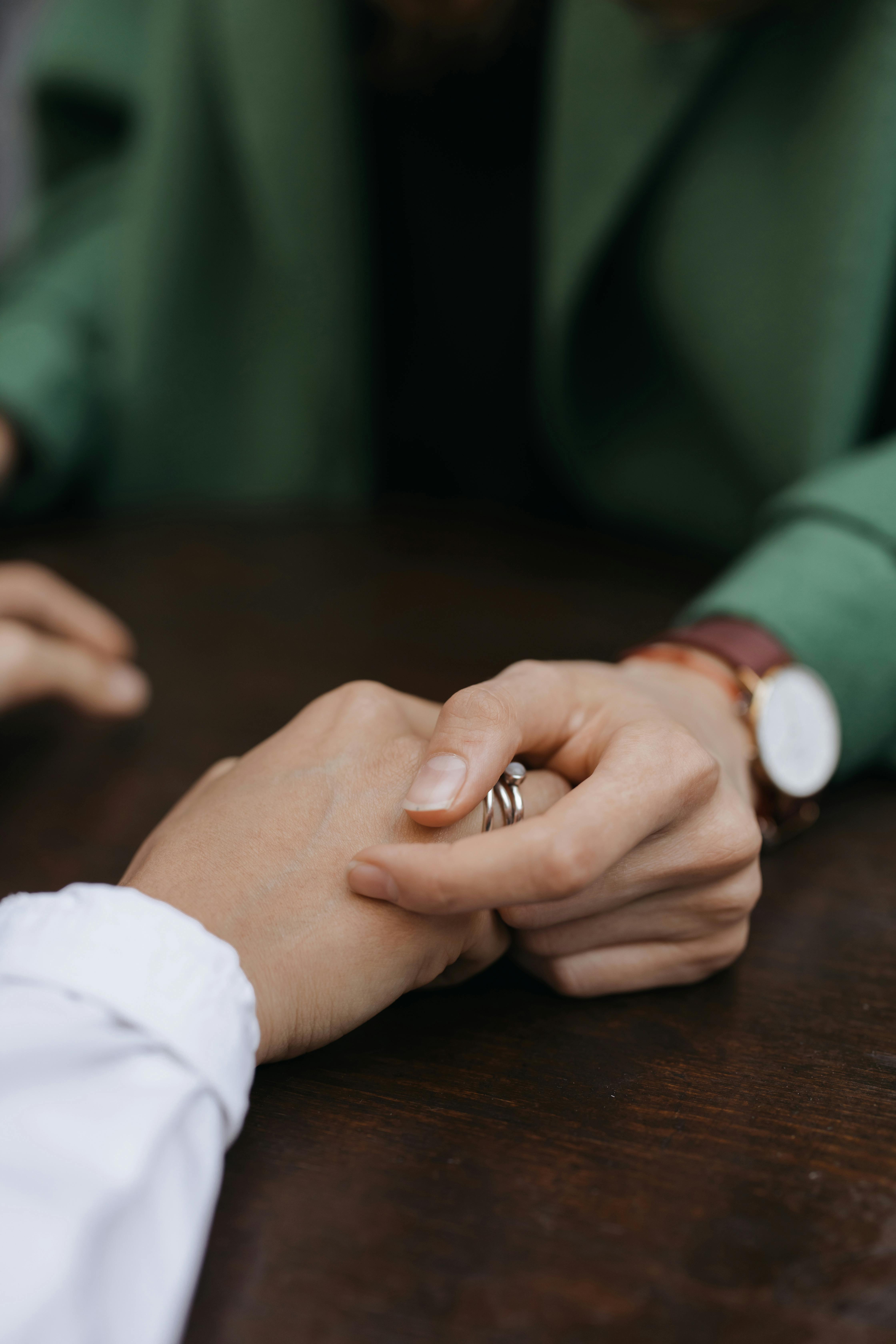 A man holding a woman's hand | Source: Pexels