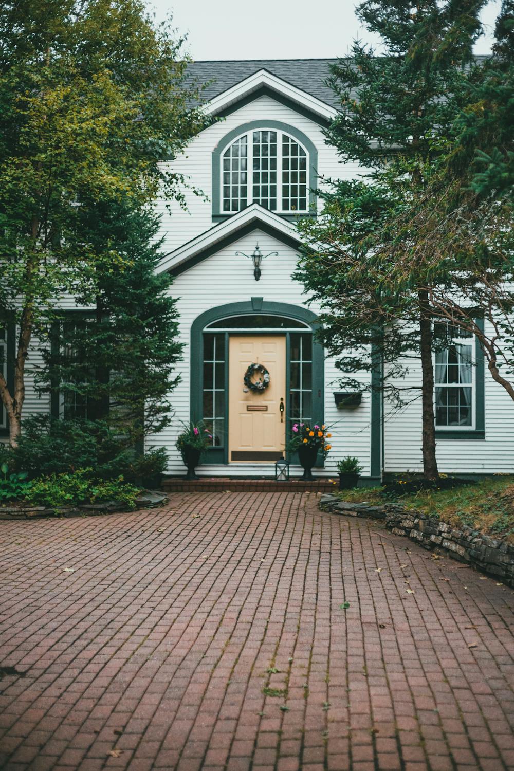 A colonial house | Source: Pexels