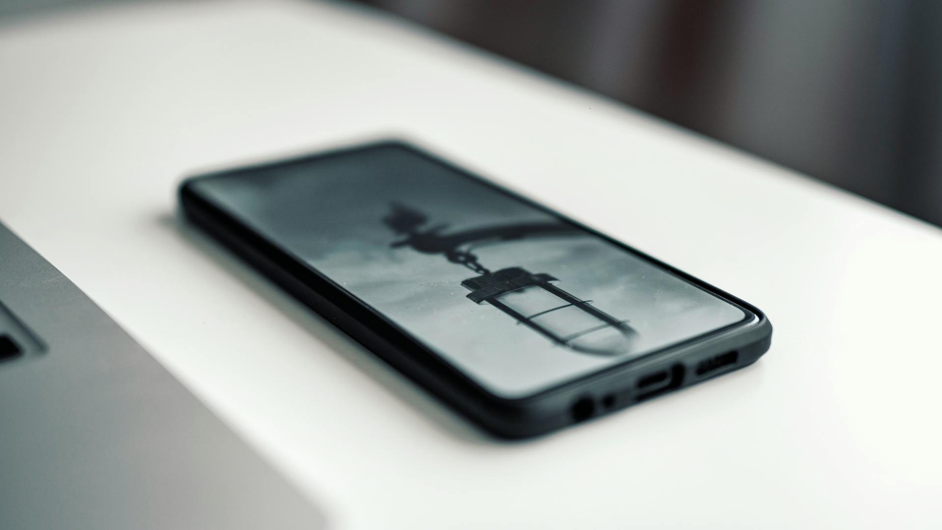 A cell phone on a desk | Source: Pexels