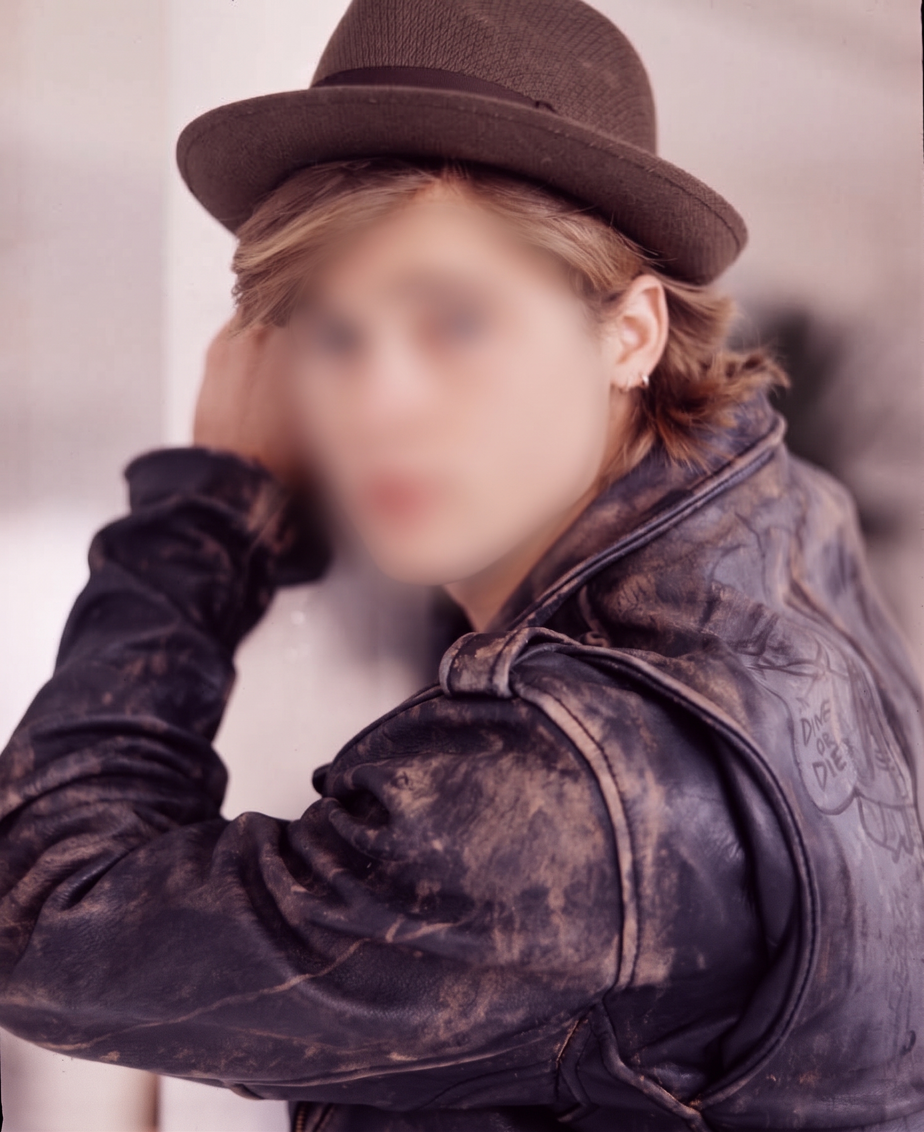 A photo of a celebrity with their face blurred out. | Source: Getty Images