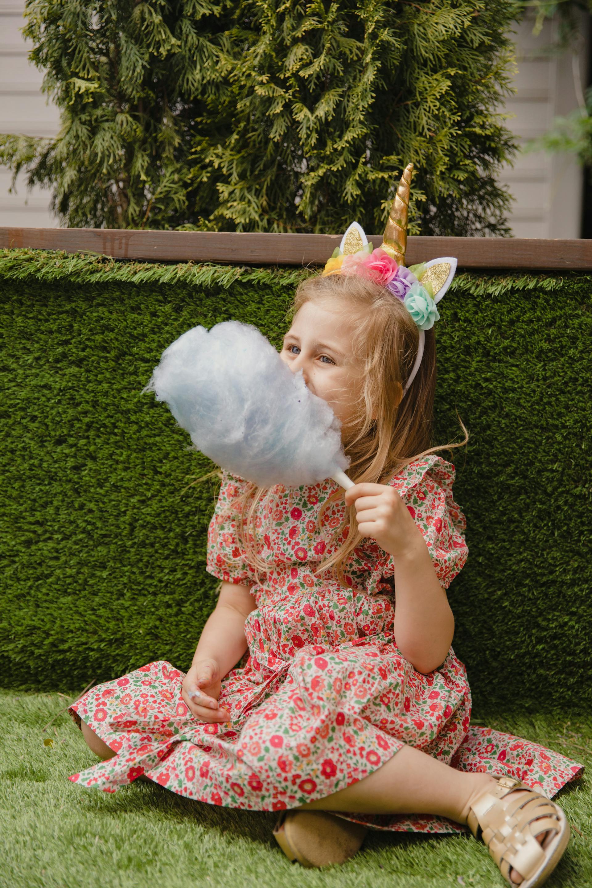 A little girl eating cotton candy | Source: Pexels