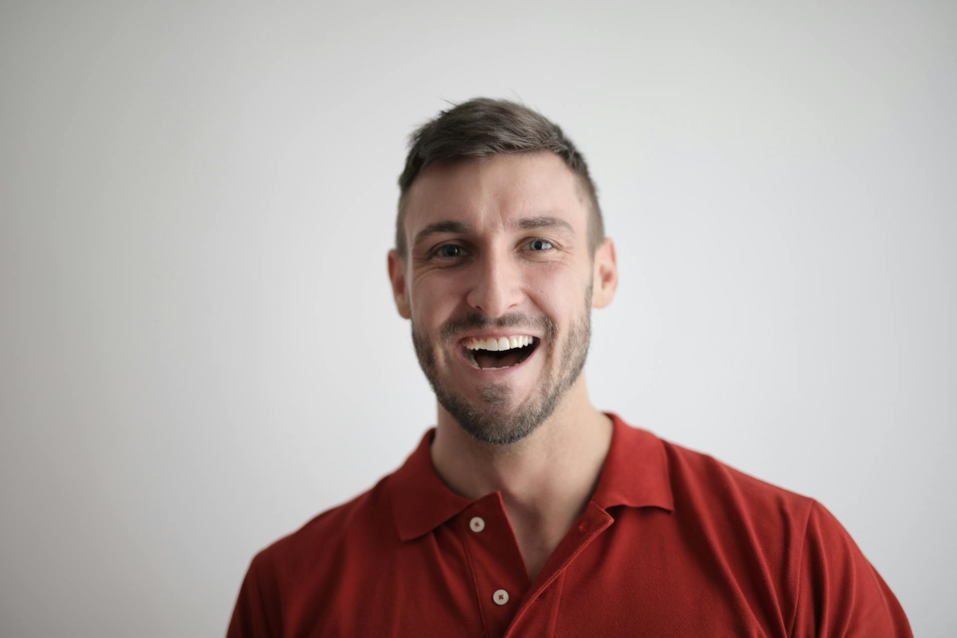 A man speaking animatedly | Source: Pexels