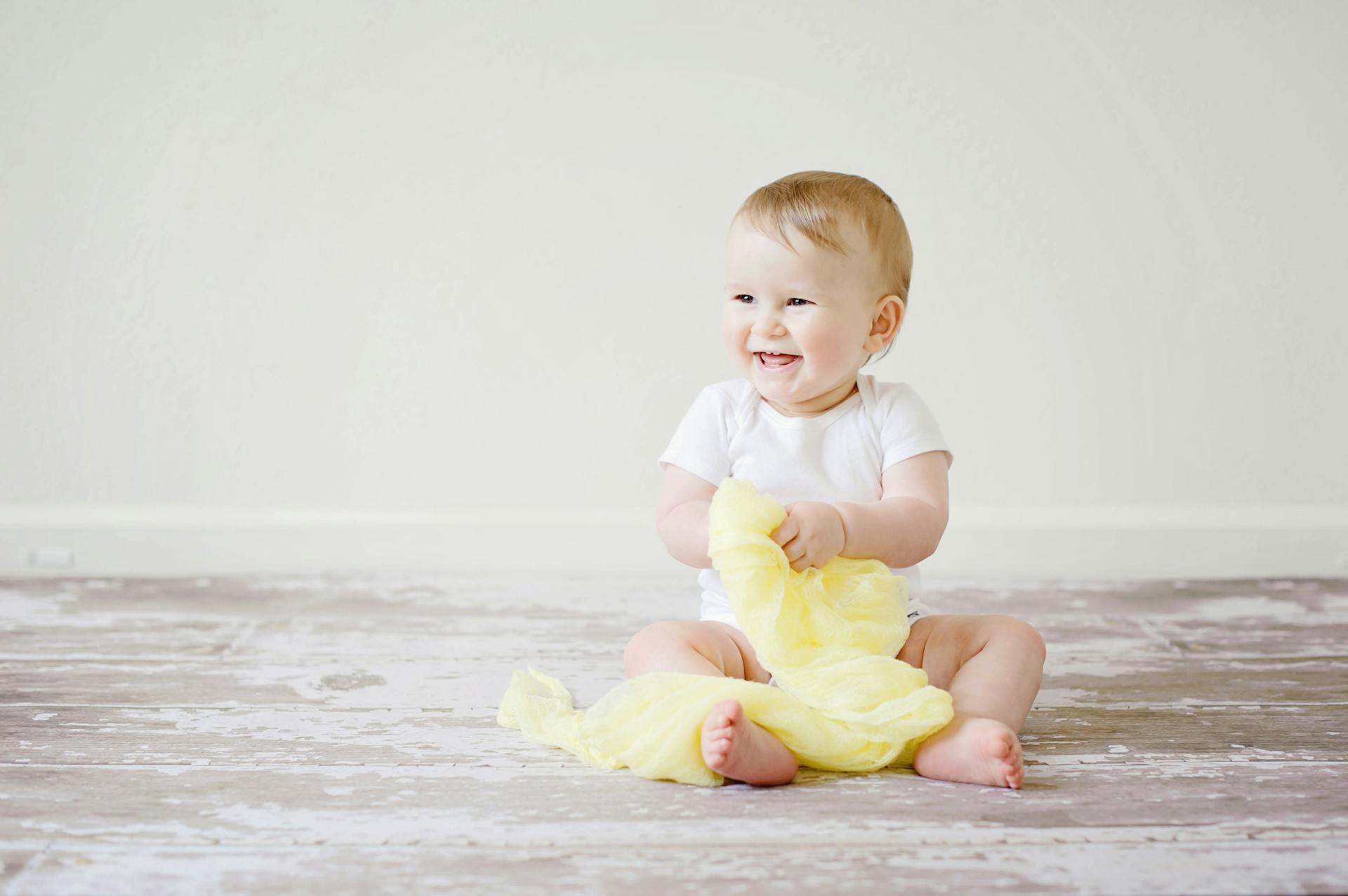 A toddler sitting on the floor | Source: Pexels