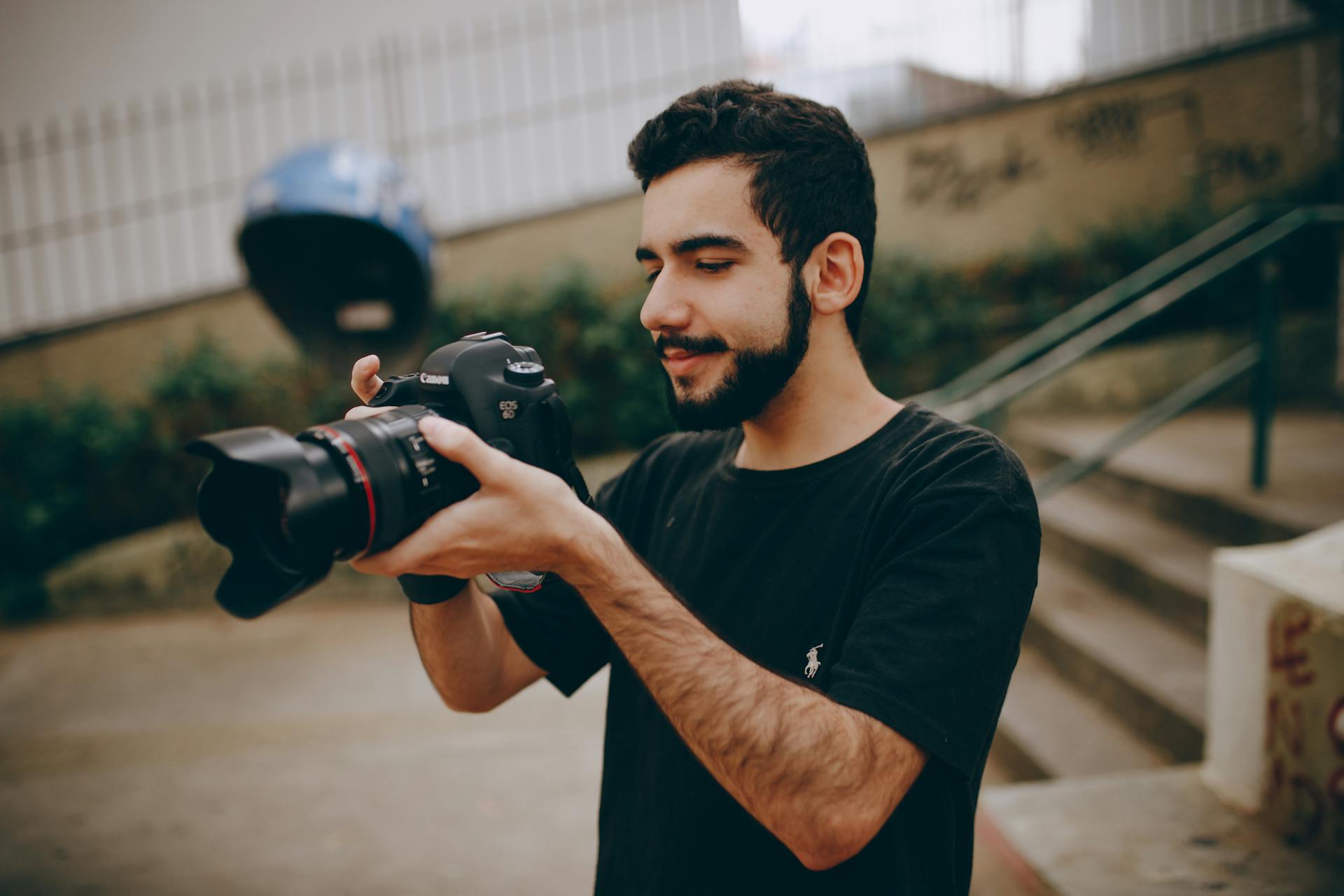 A photographer holding a camera | Source: Pexels