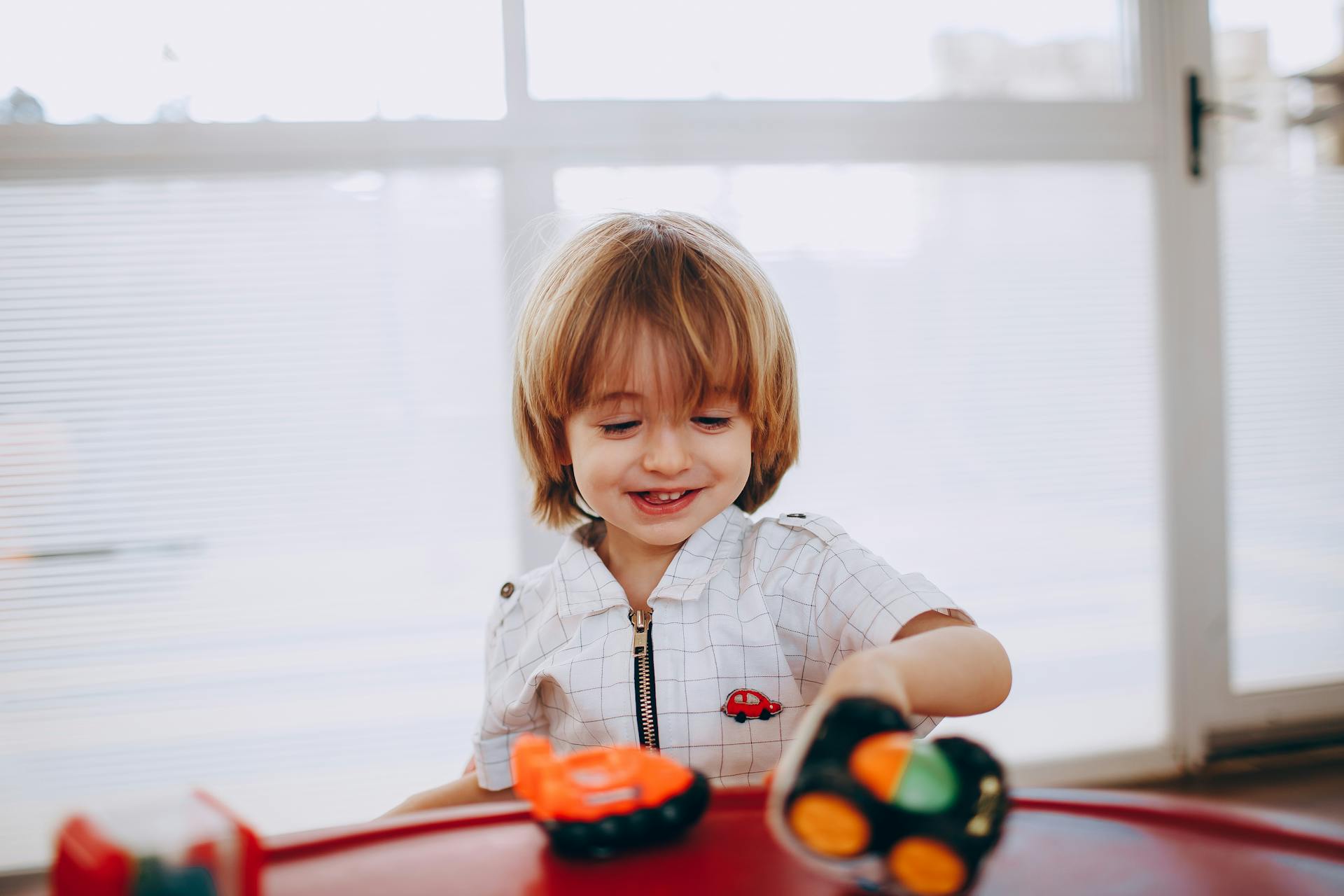 A boy playing with toys | Source: Pexels