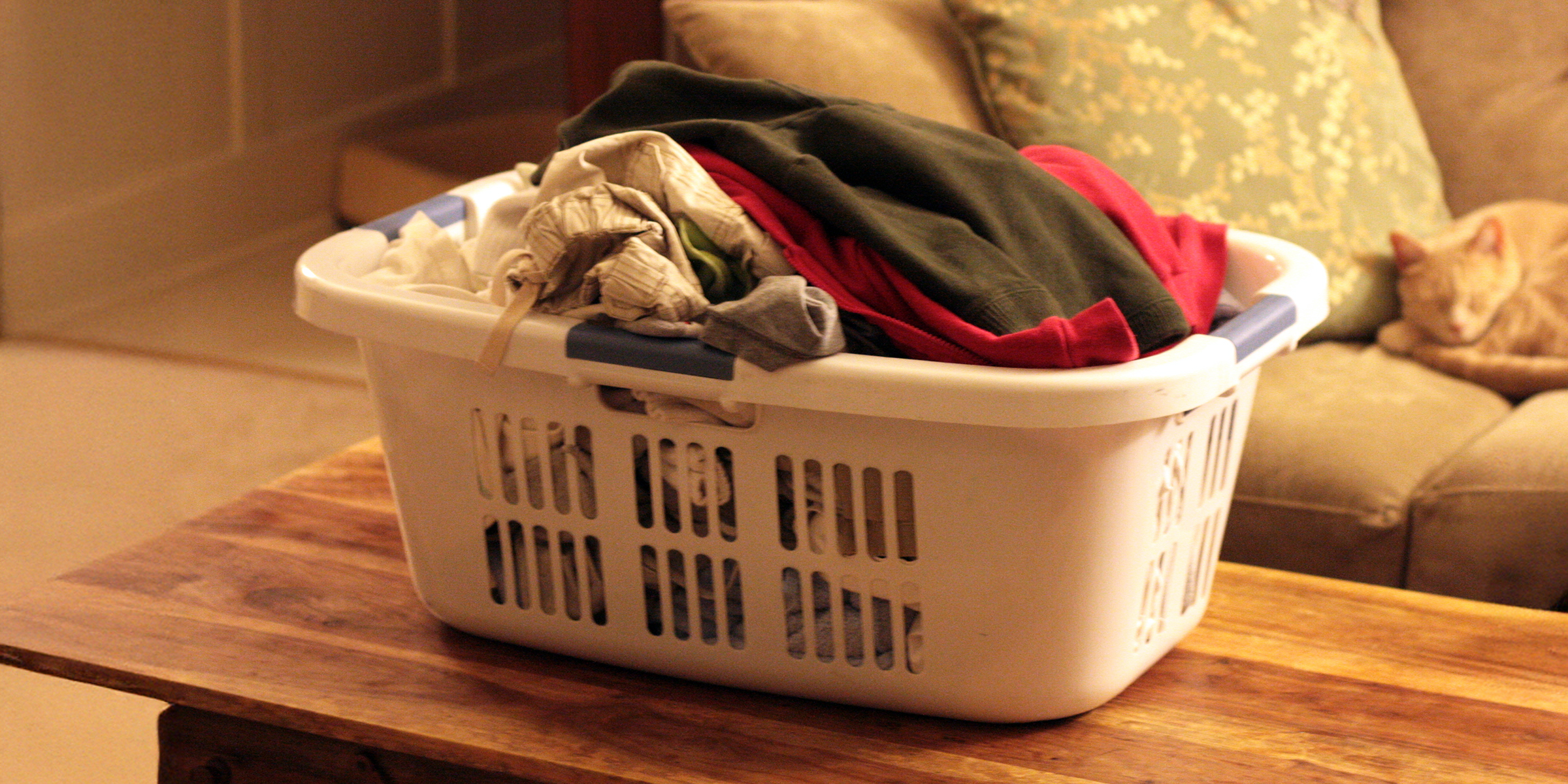 A laundry basket with dirty clothes | Source: flickr.com/seanmfreese/CC BY 2.0