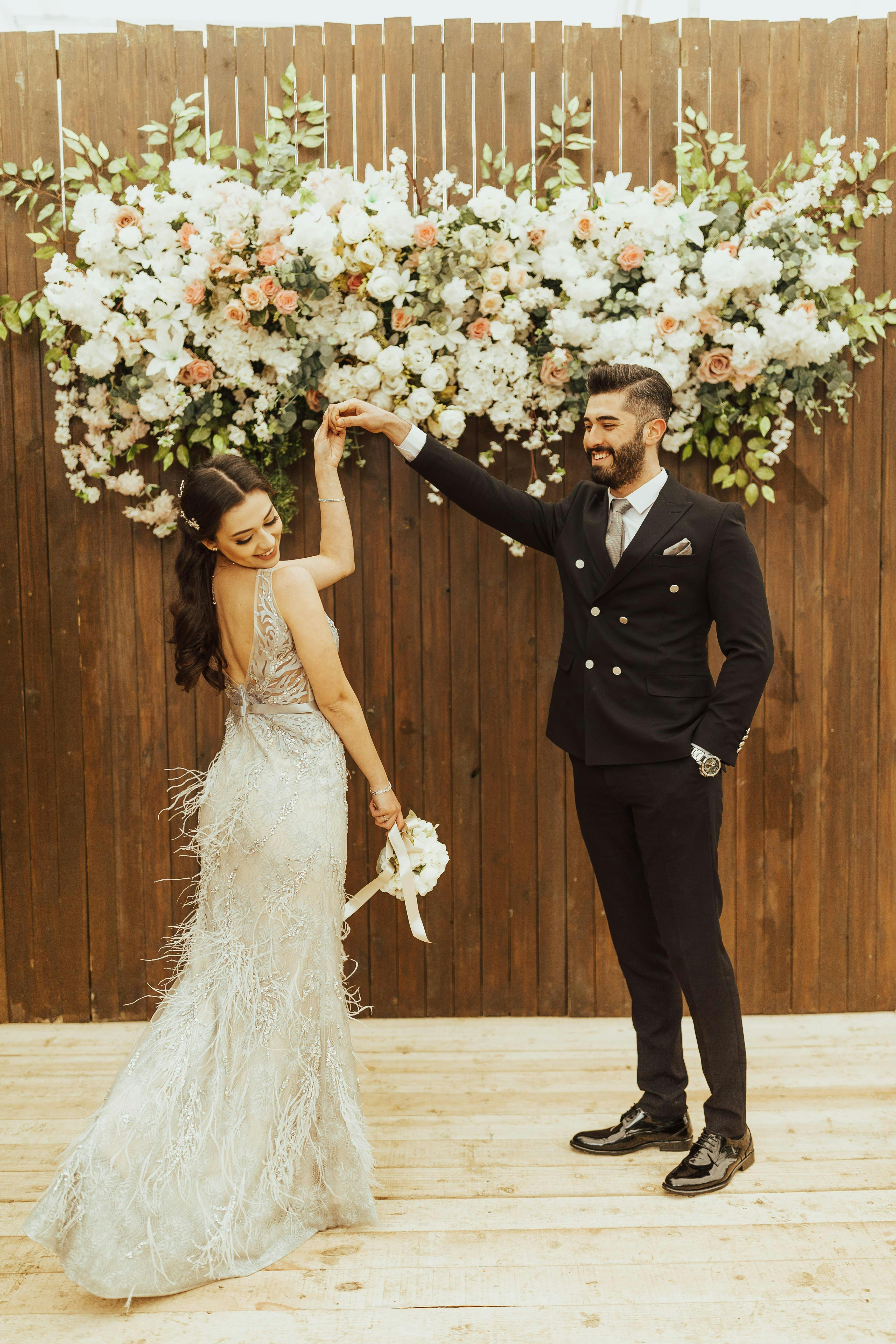 Bride and groom dancing | Source: Pexels