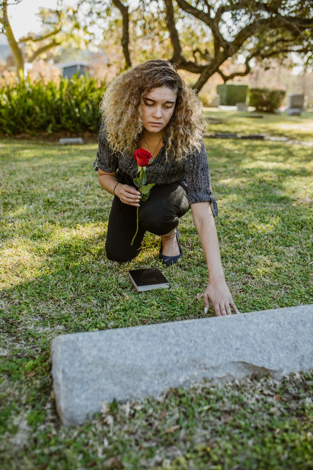 A grieving woman at a cemetery | Source: Pexels