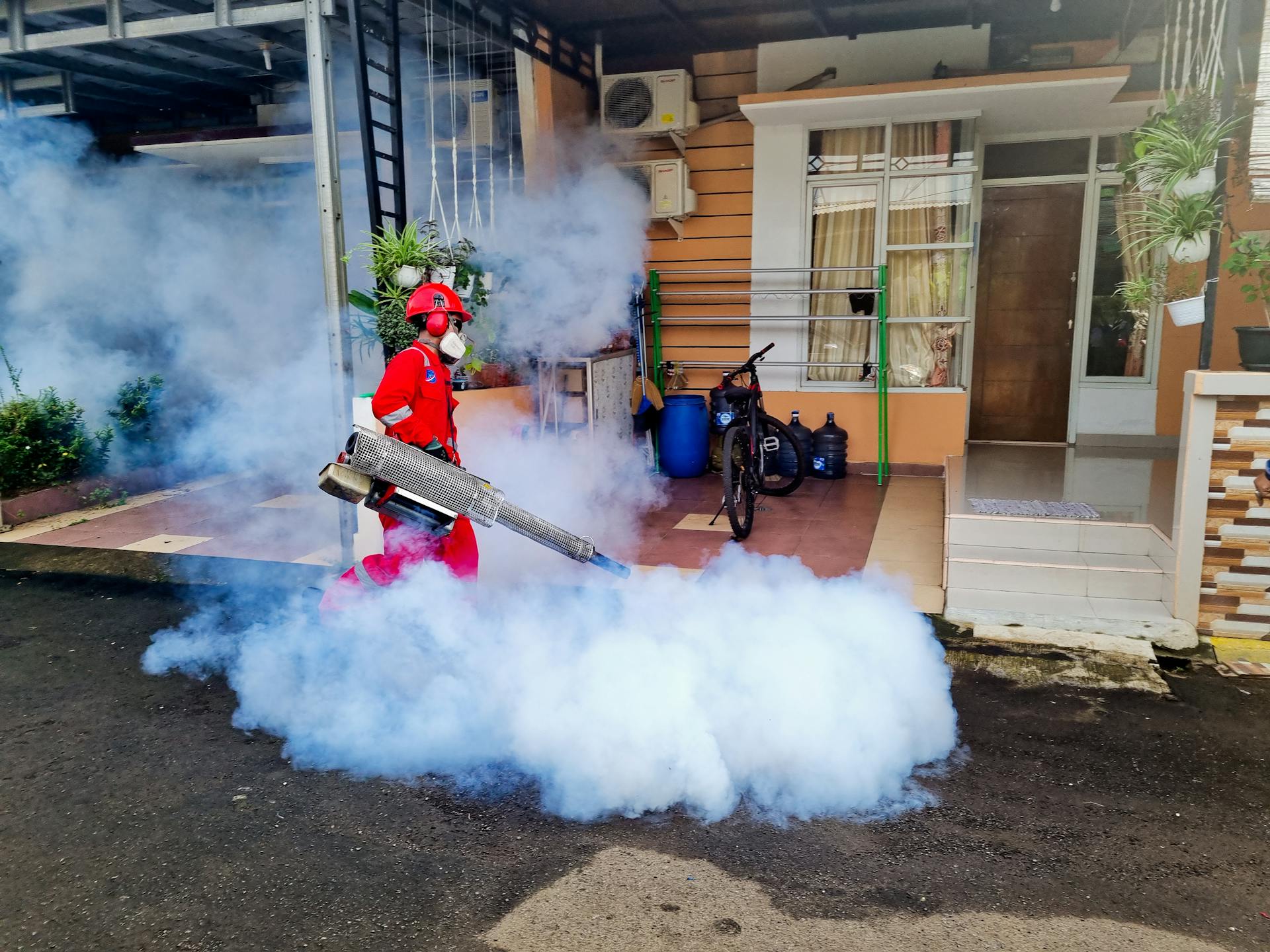 A pest controller outside a house | Source: Pexels