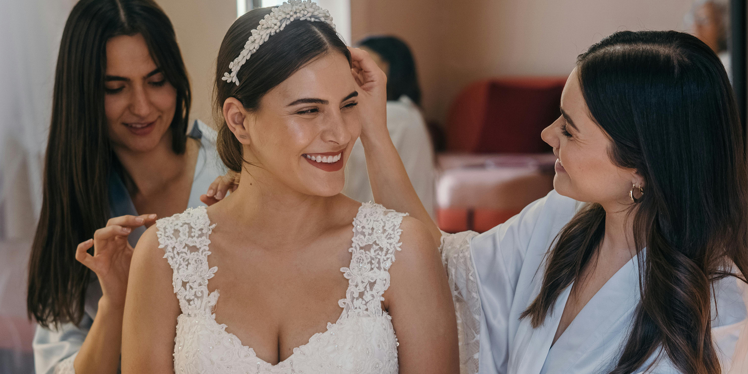 A bride with her sister | Source: pexels.com/cristian-rojas