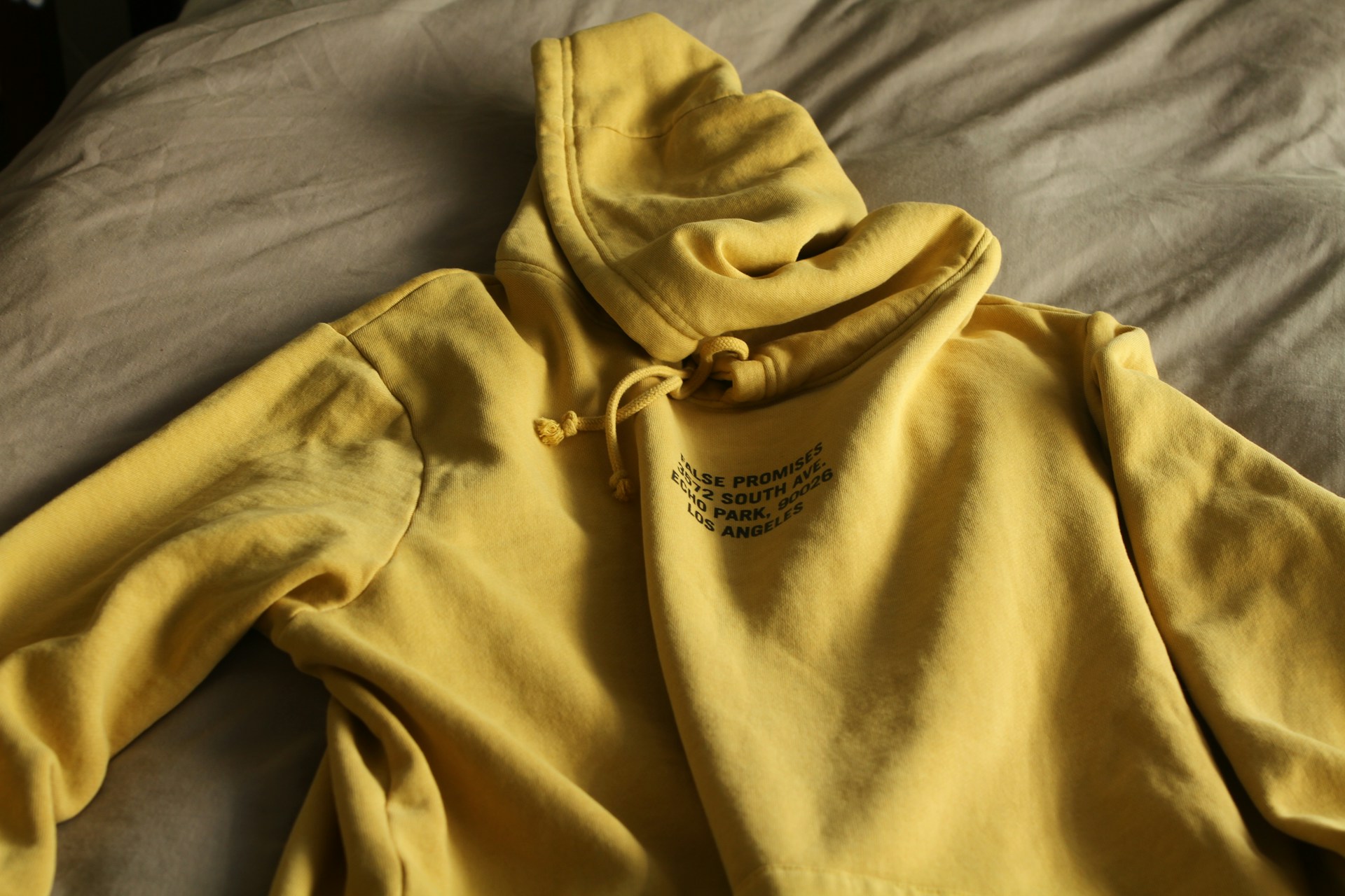 A yellow hoodie | Source: Unsplash