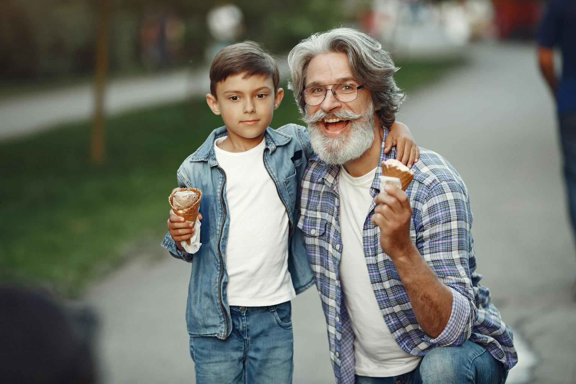 A boy with his grandfather | Source: Pexels