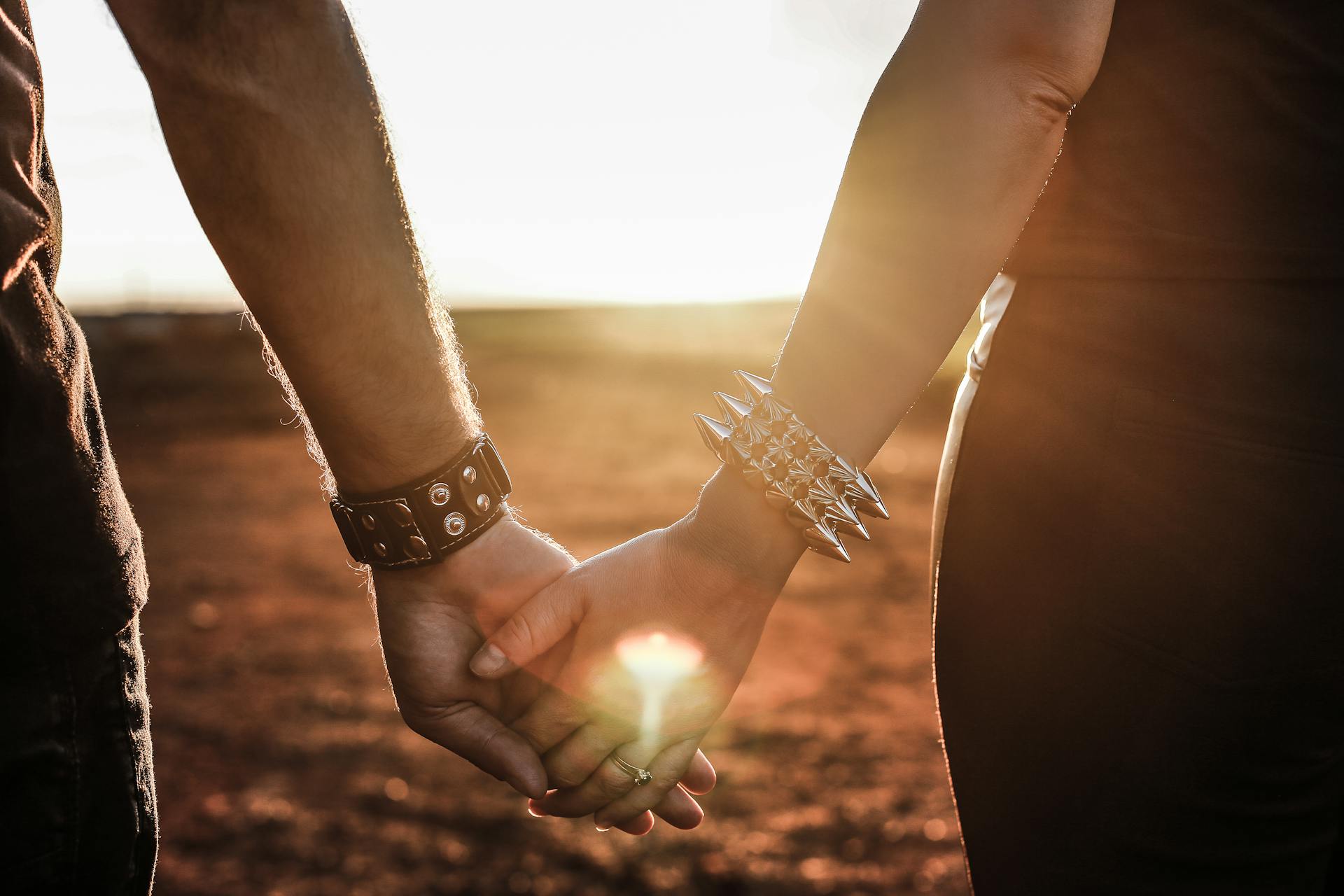 A couple holding hands | Source: Pexels