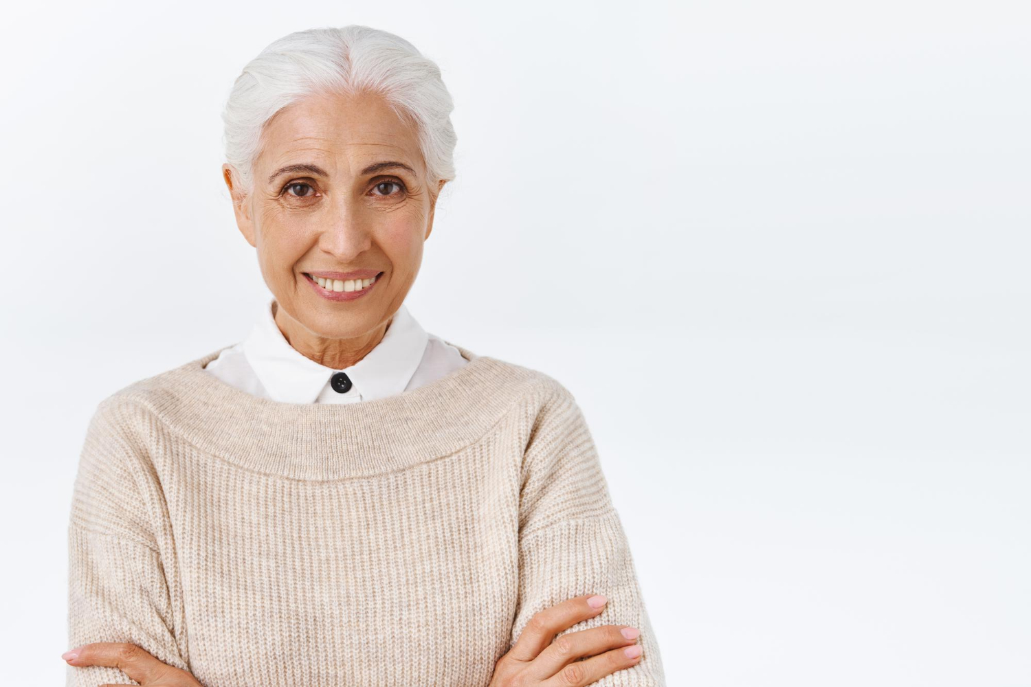 A senior woman smiling | Source: Freepik