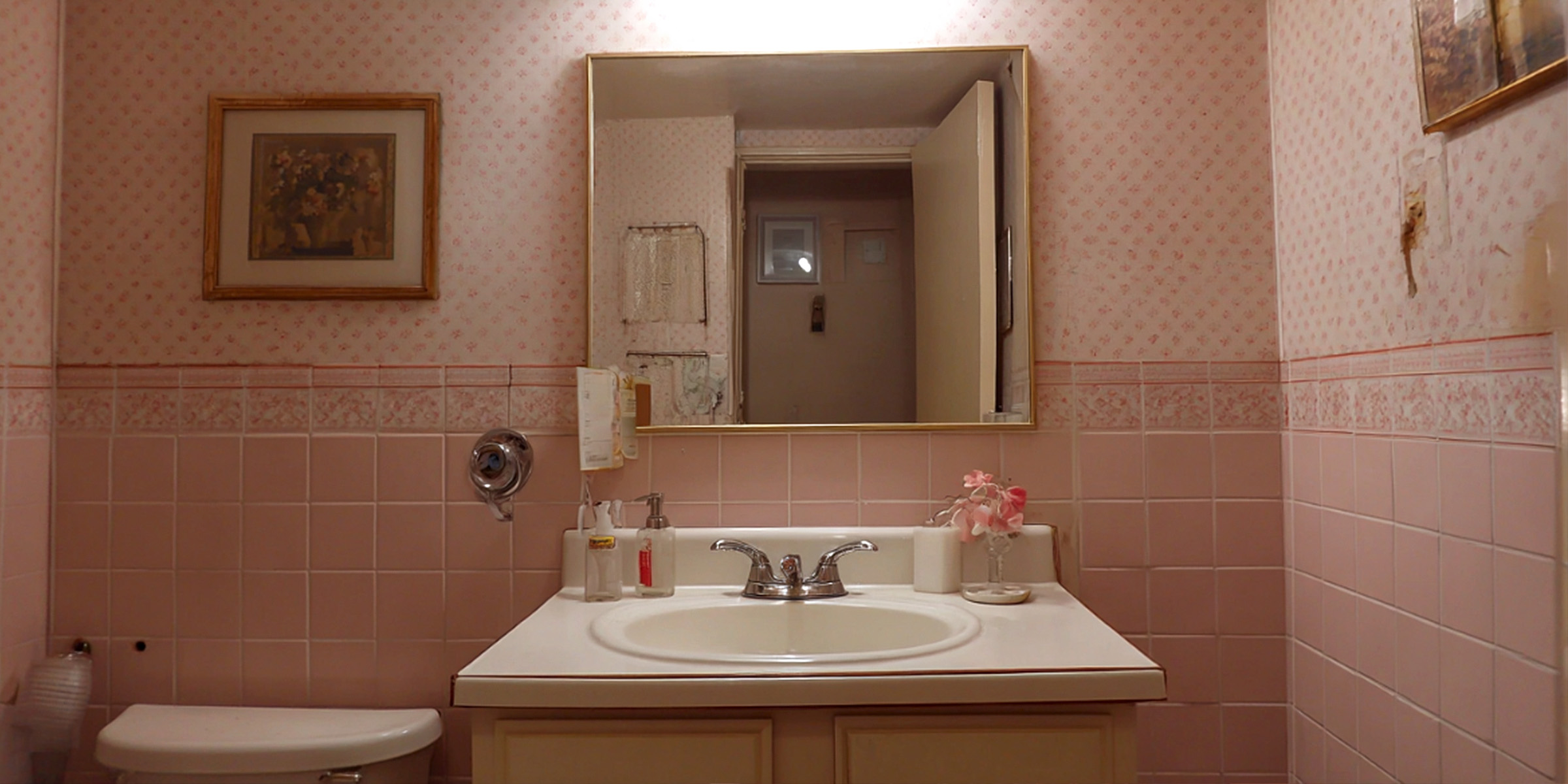 The interior of a bathroom | Source: The Celebritist