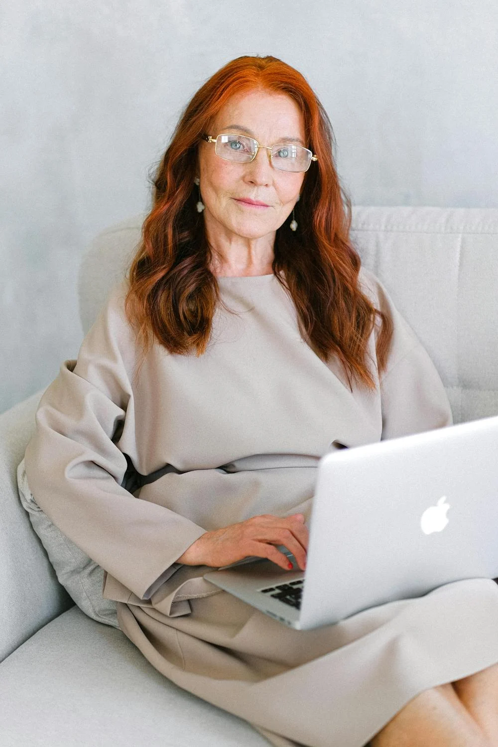 A smiling mature woman with a laptop | Source: Pexels