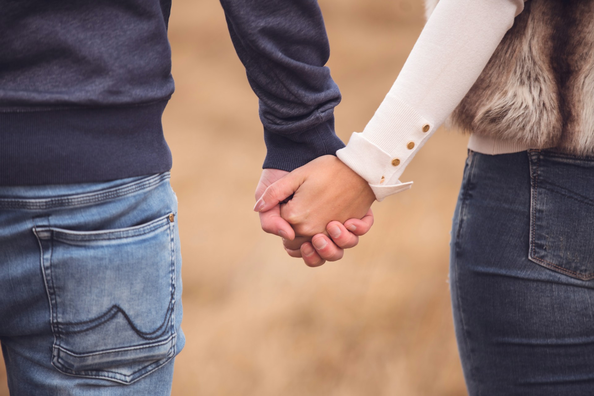 A couple holding hands | Source: Unsplash