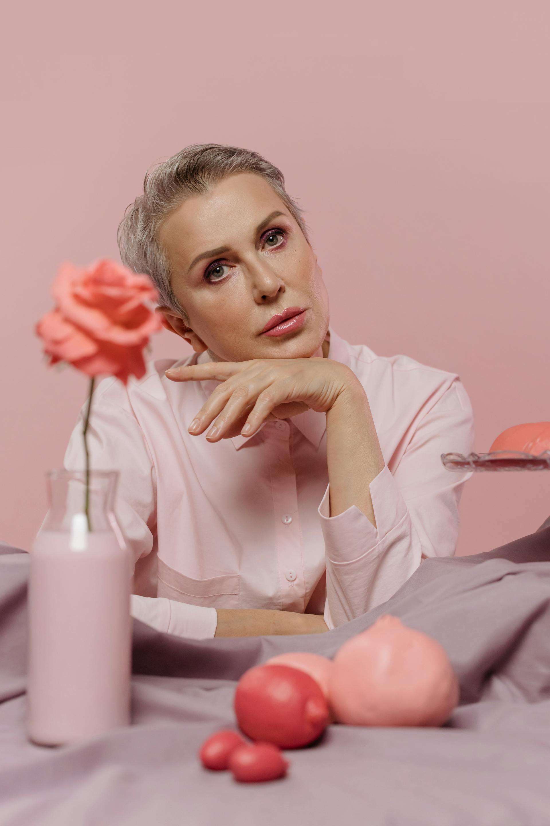 A woman watching someone with a serious expression | Source: Pexels