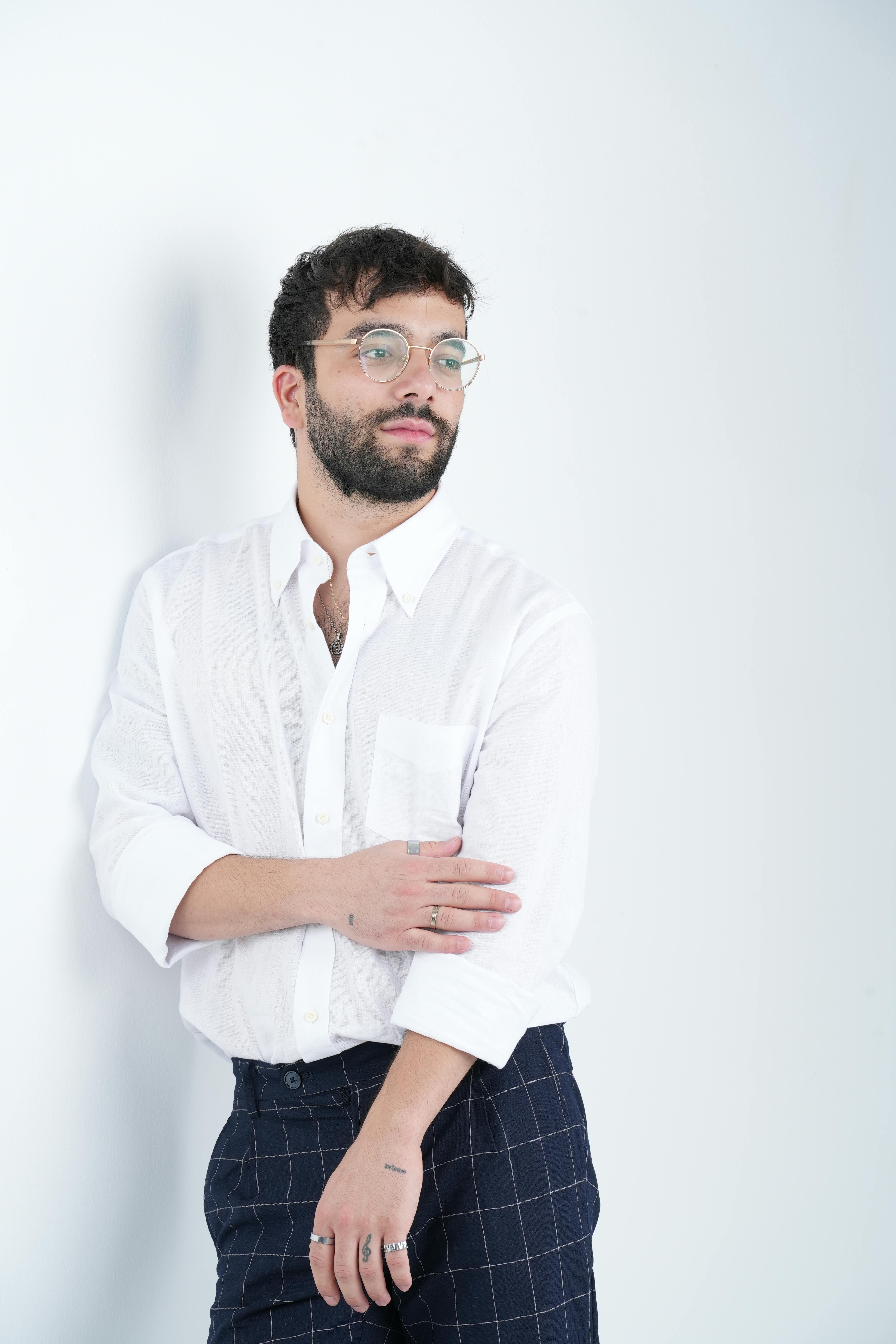 A man leaning against a wall | Source: Pexels