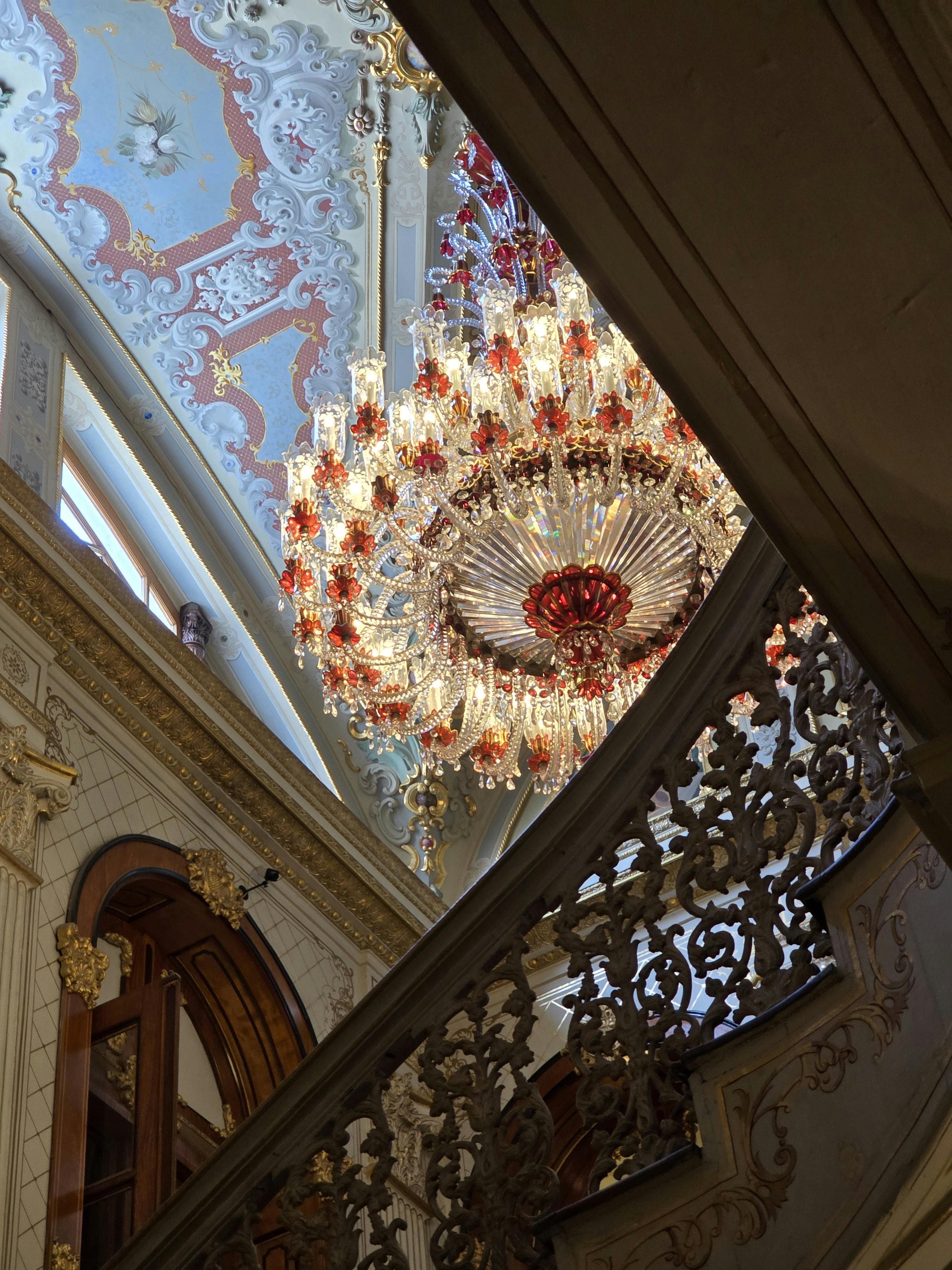 A room with a chandelier | Source: Pexels