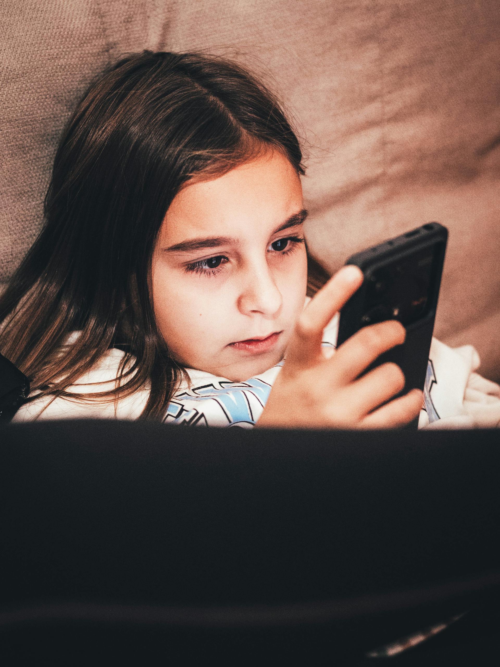 A young teen girl staring at her cell phone | Source: Pexels