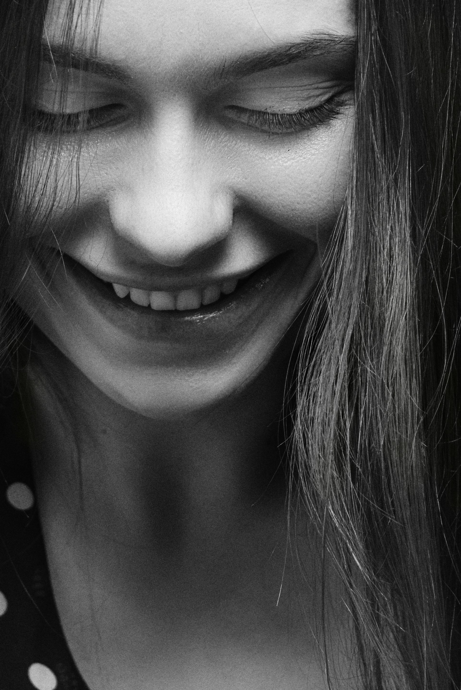A shy woman smiling | Source: Unsplash