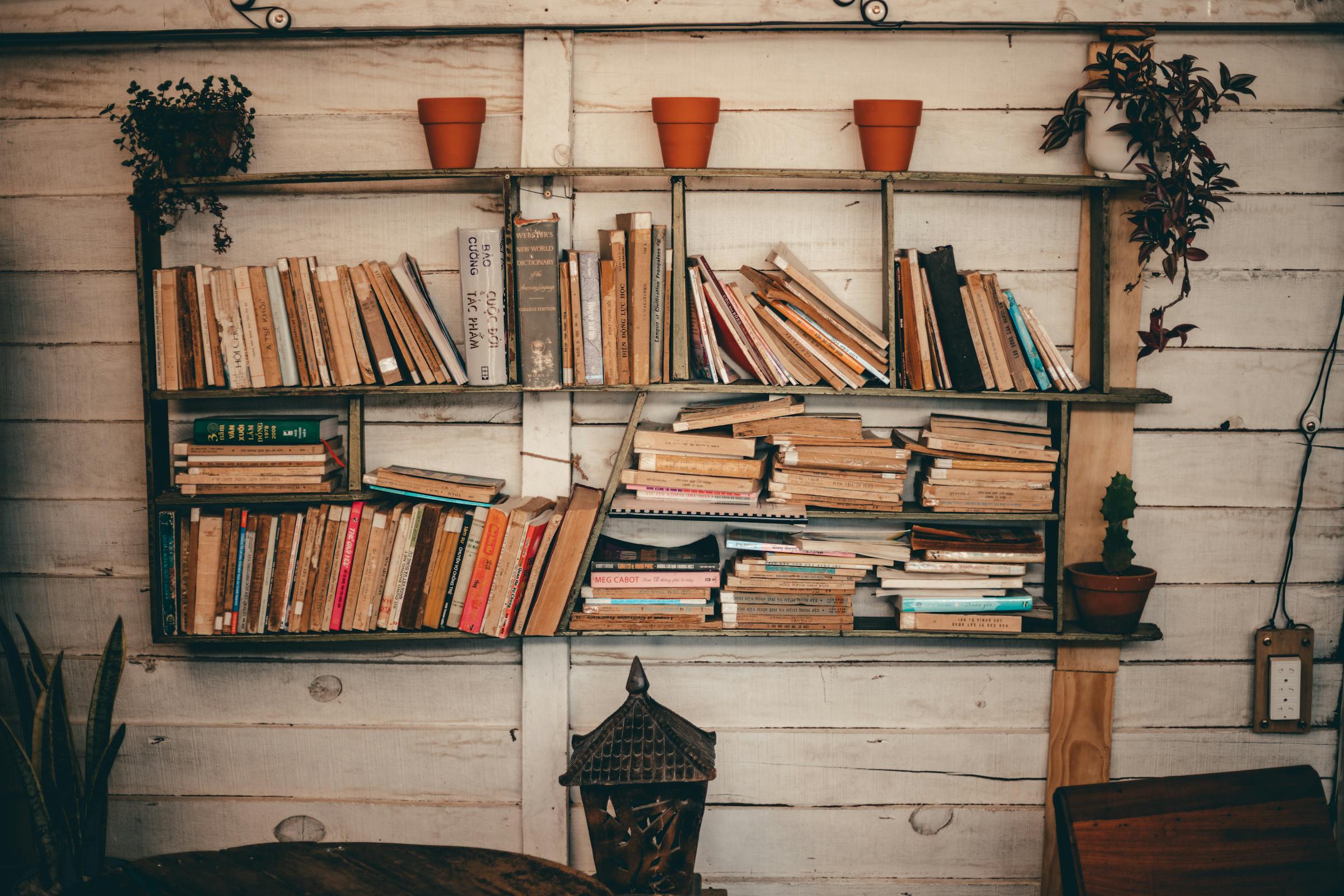 A bookshelf | Source: Pexels